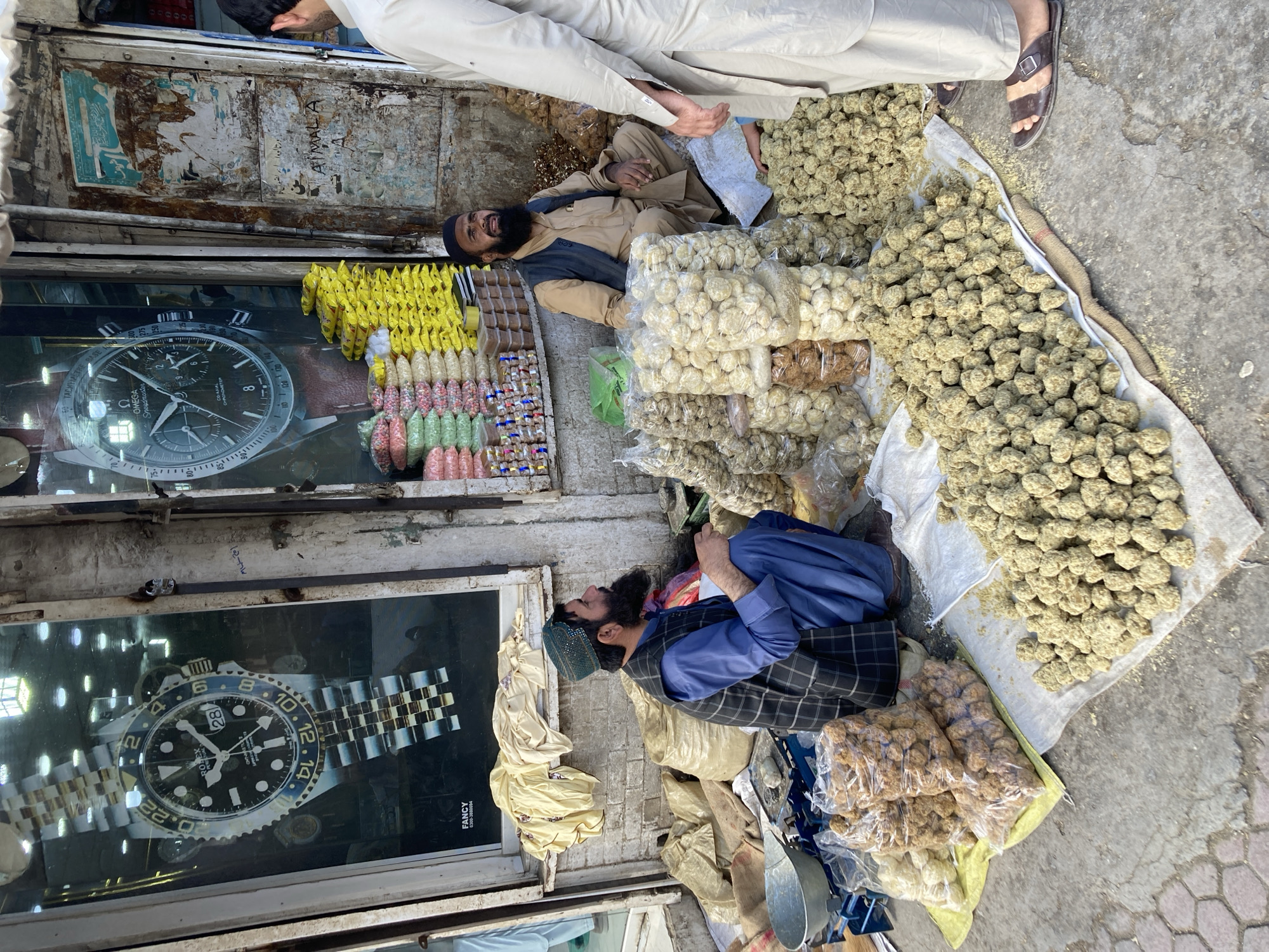 Street vendors and police activity observed in Quetta