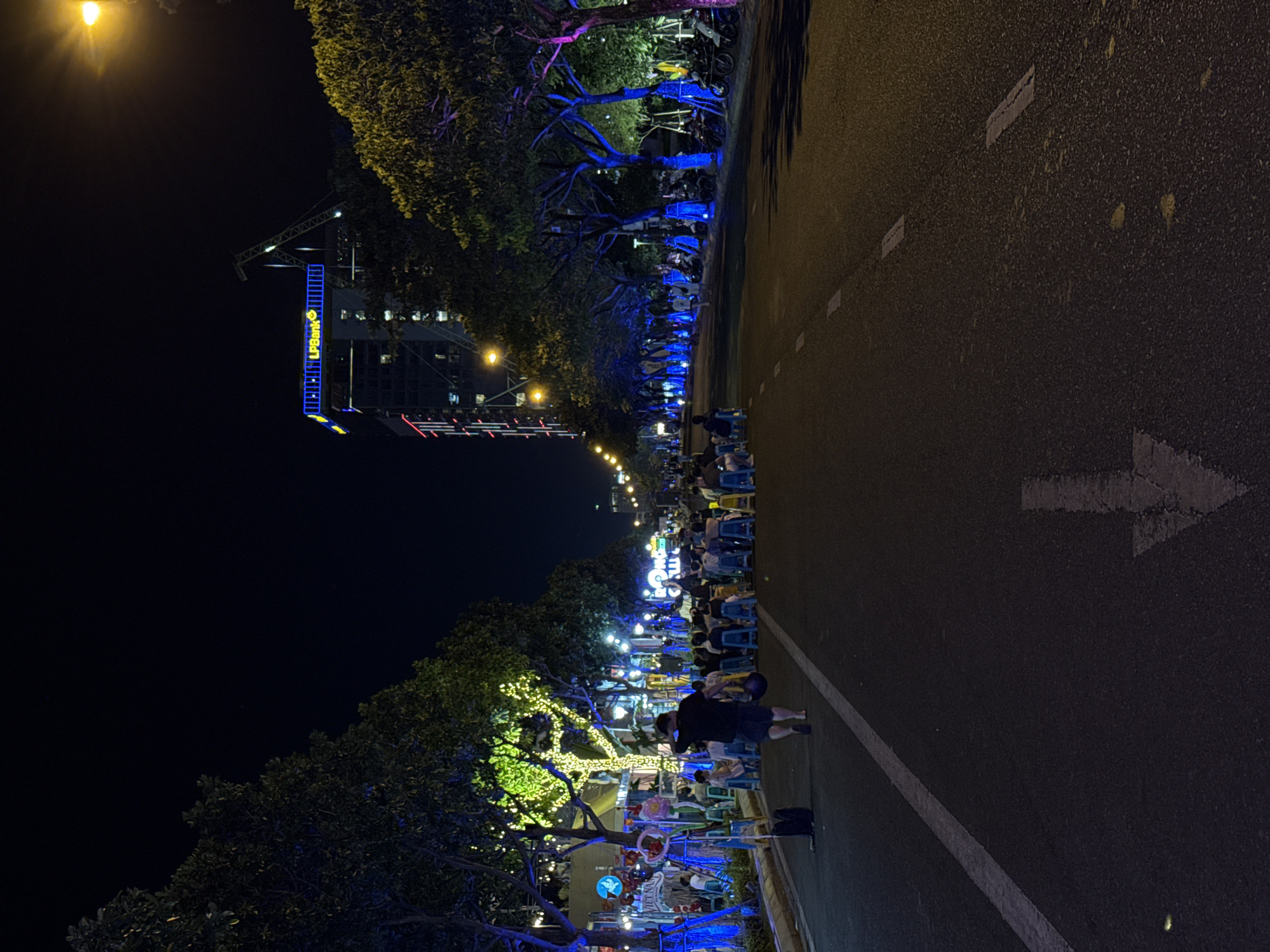 Nighttime river cruise activity documented along Đà Nẵng's Han River