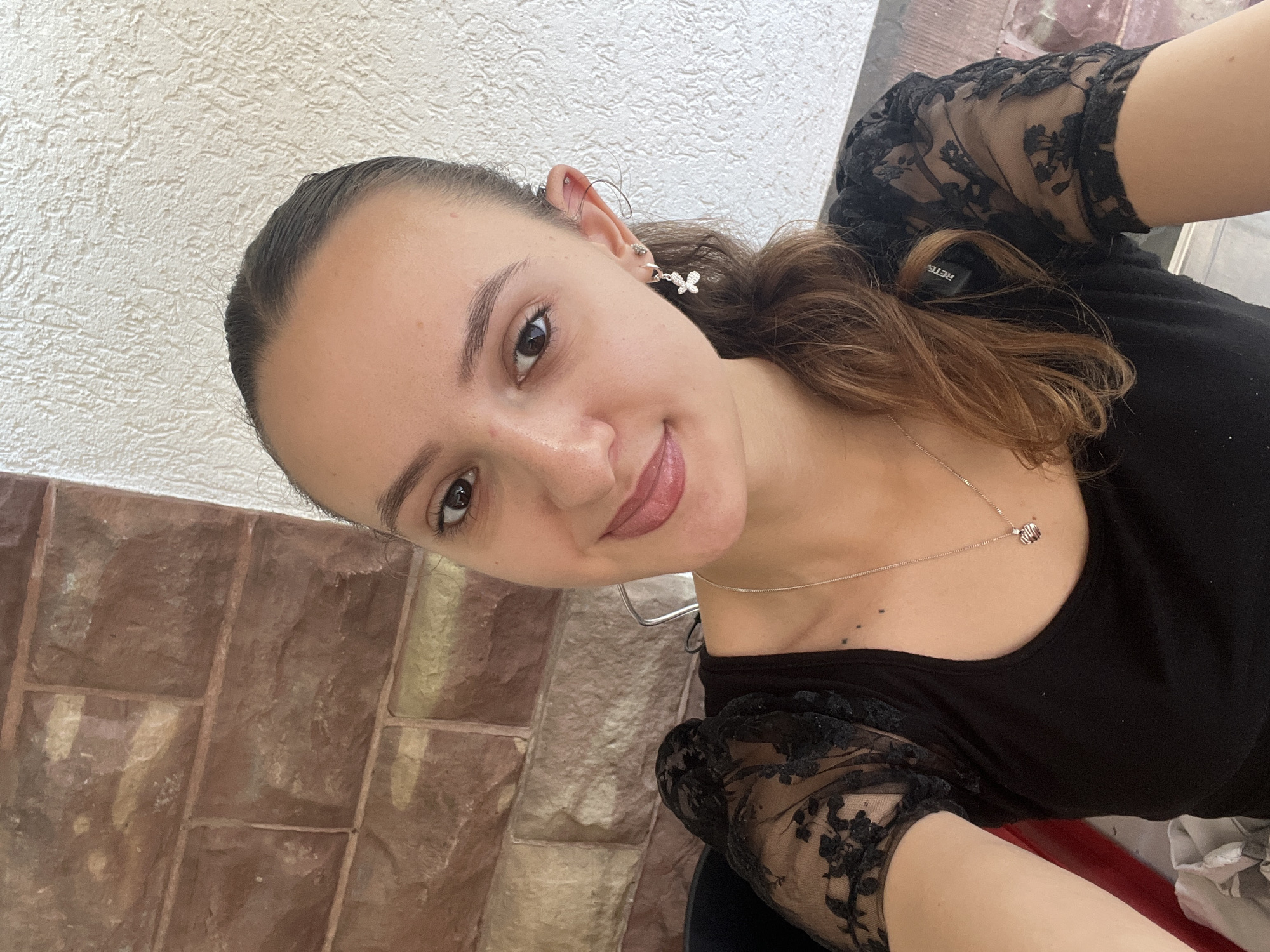 Woman documents celebration preparations with cake and selfies in Saarbrücken