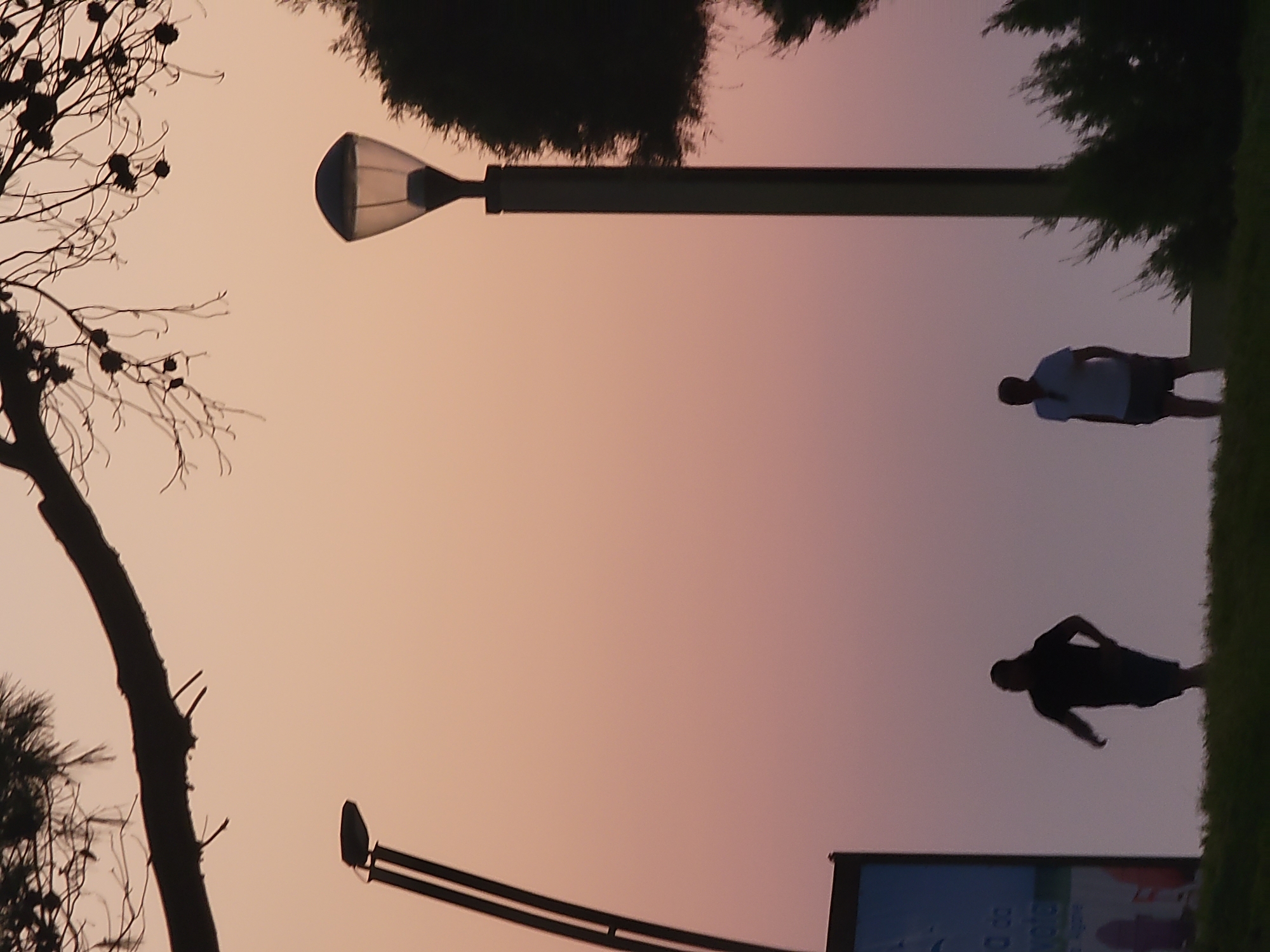 Dusk settles over Quarteira's beachfront promenade