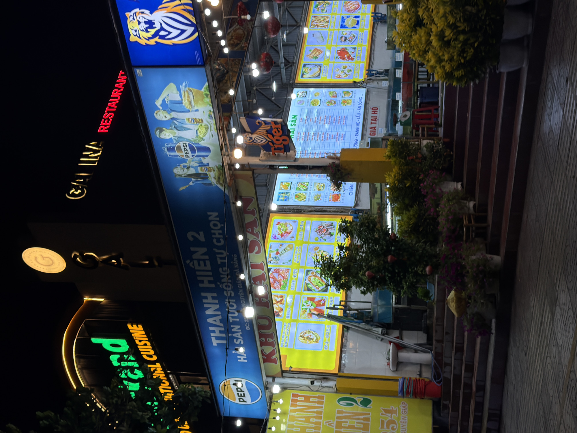 Đà Nẵng nightlife district, lit up and active