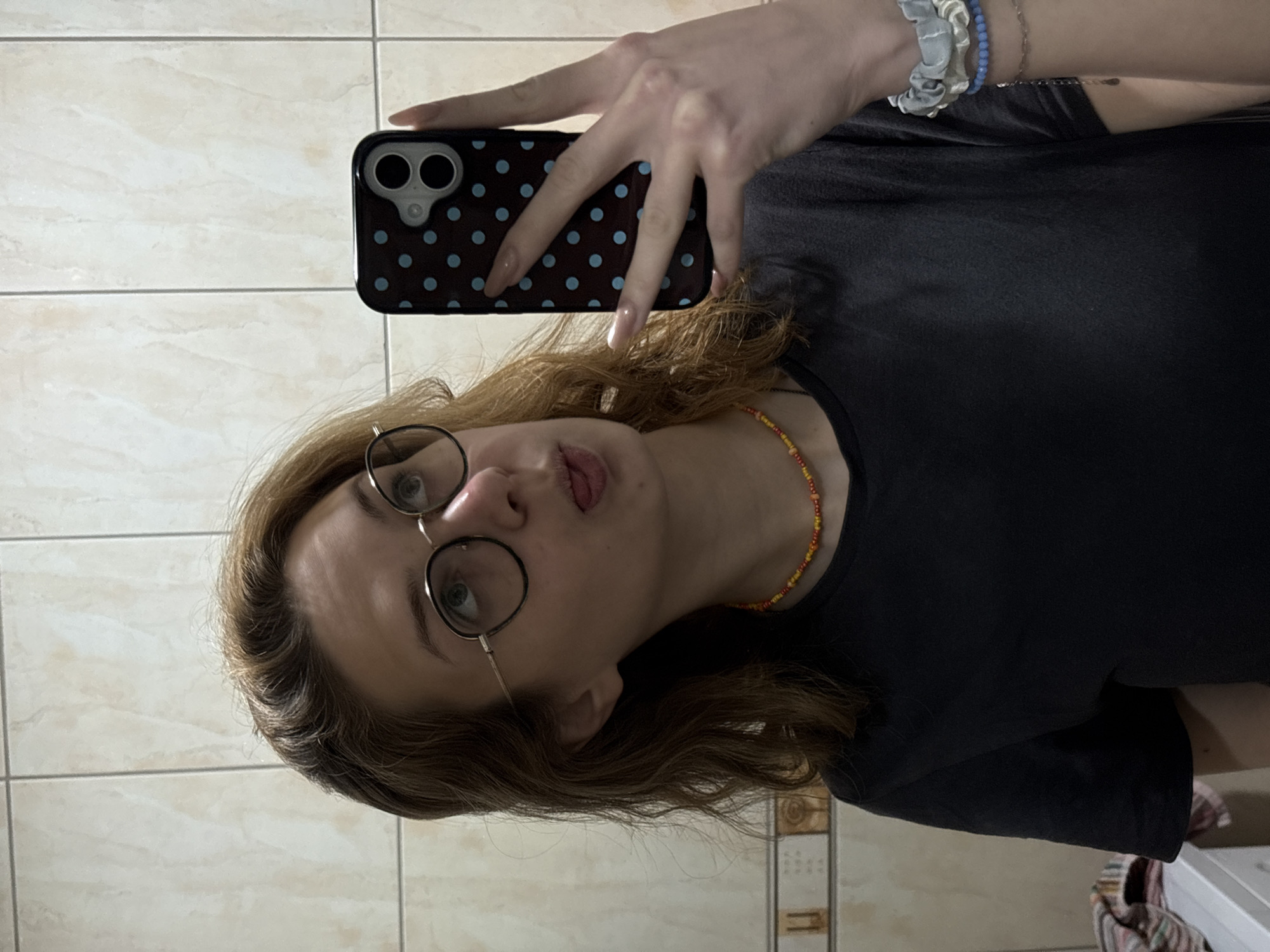 Person takes rotated mirror selfie indoors in Kragujevac