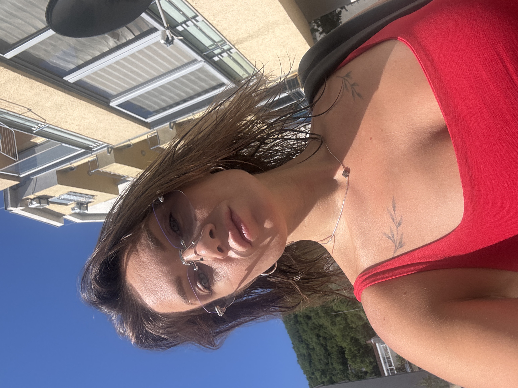 Quick selfie session in Budva, red top and wet hair