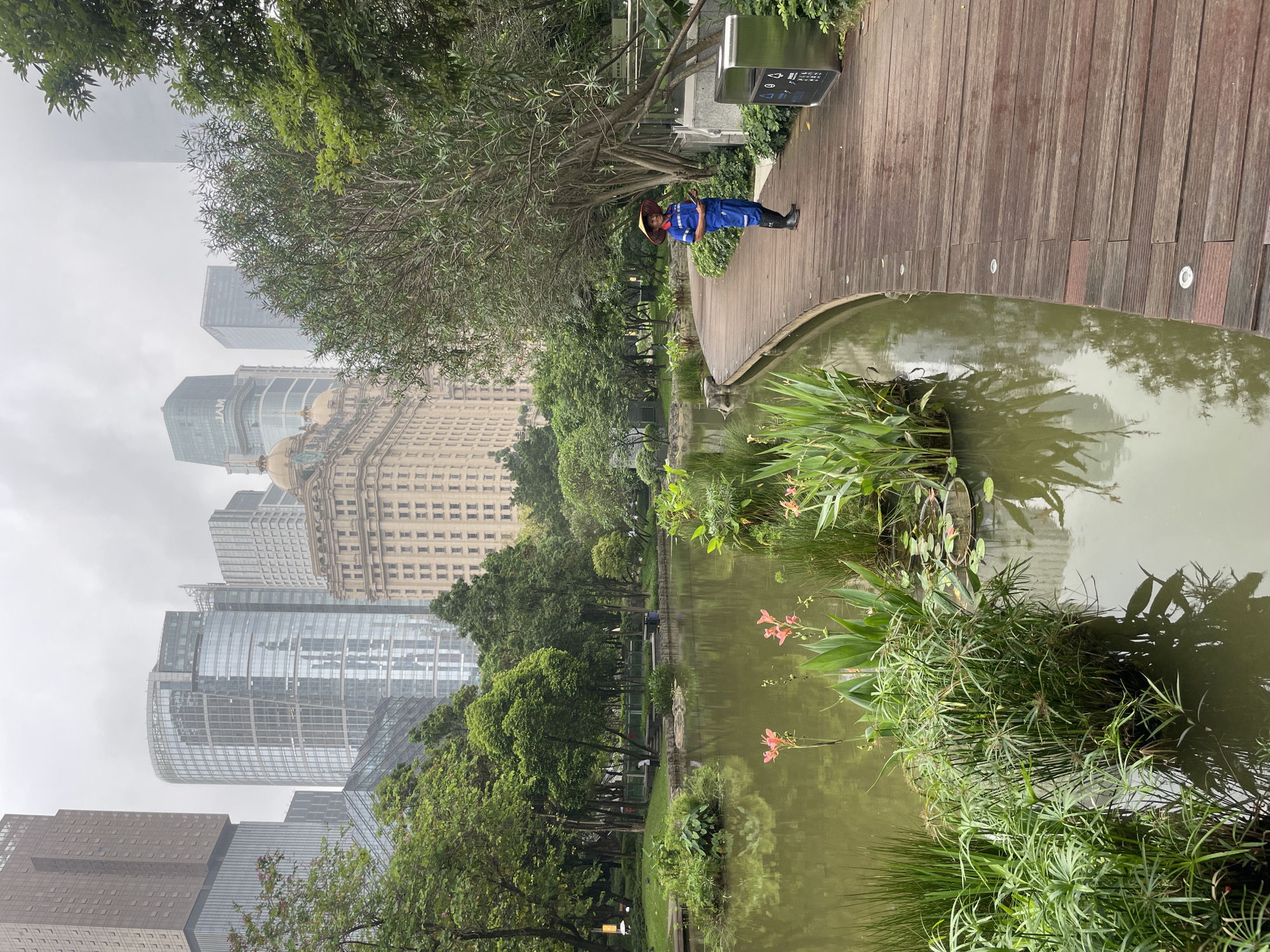 Park maintenance and family visits at Tianhe District pond