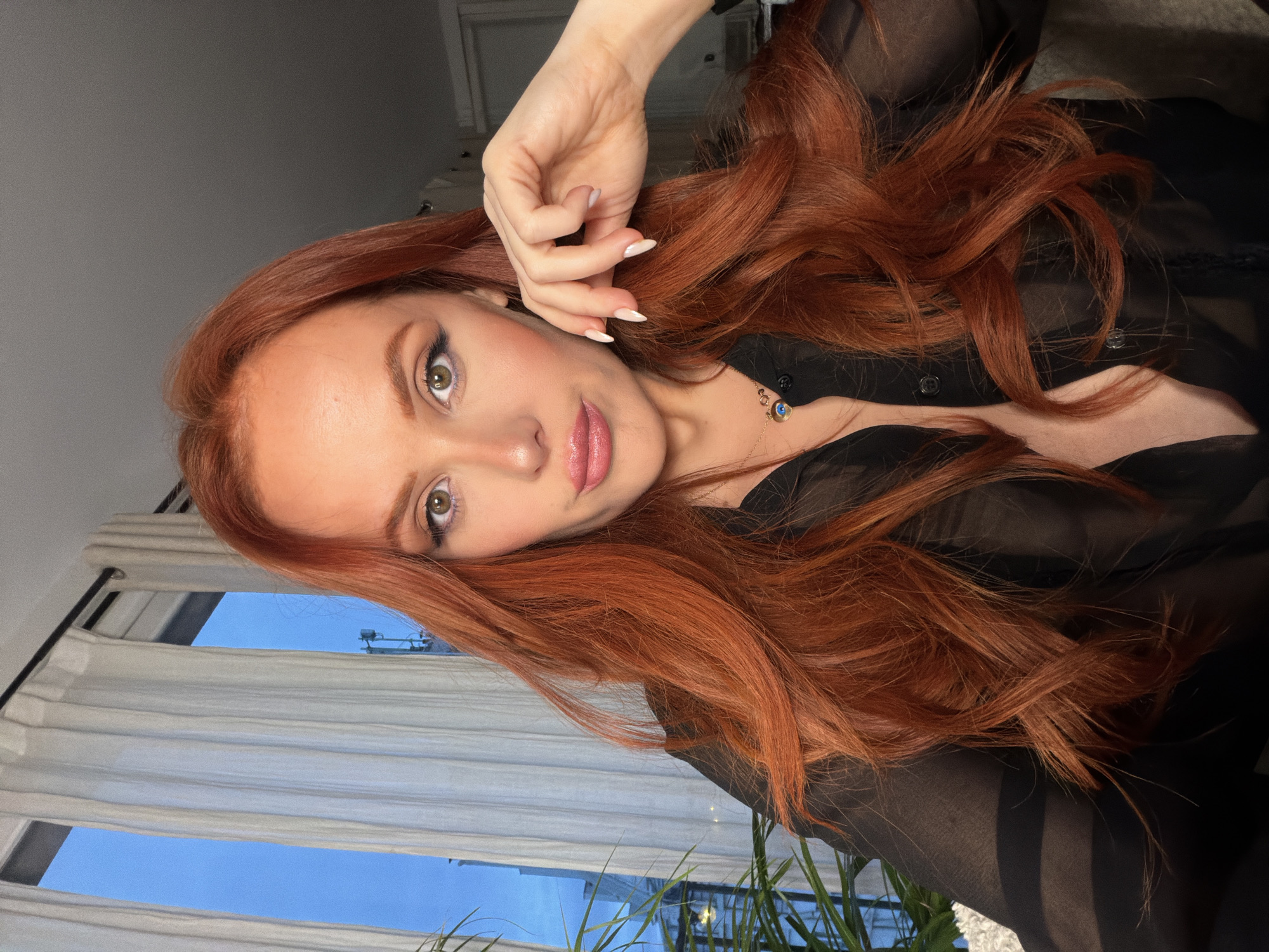 Red-haired woman photographed in portrait session in Paris