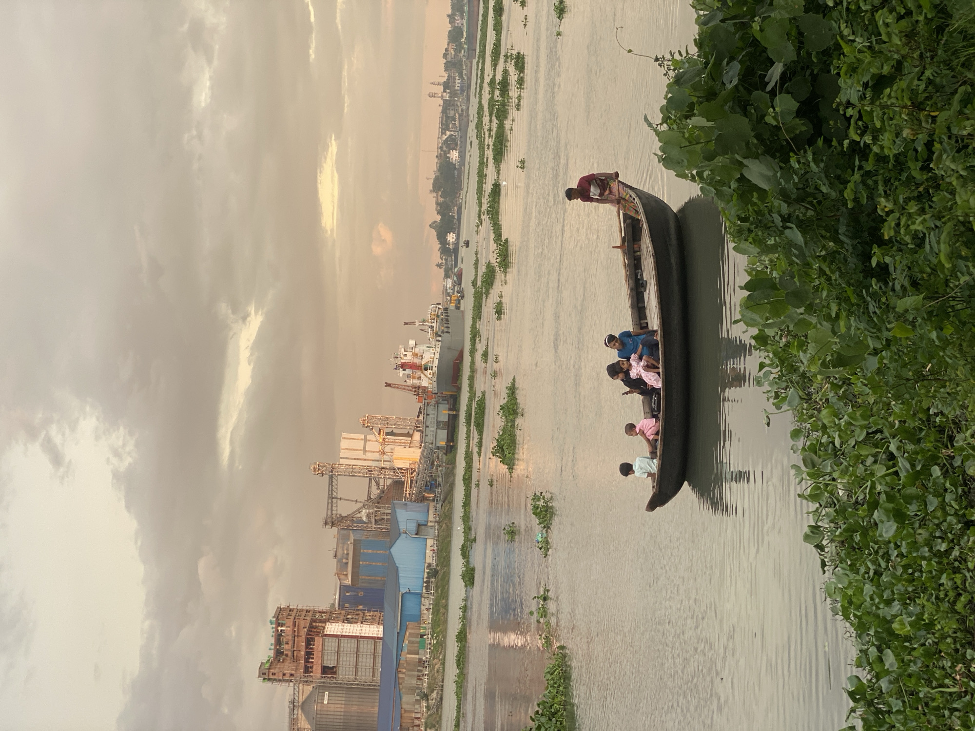 Riverside life in Tarabo — boats, markets, and fresh sugarcane juice