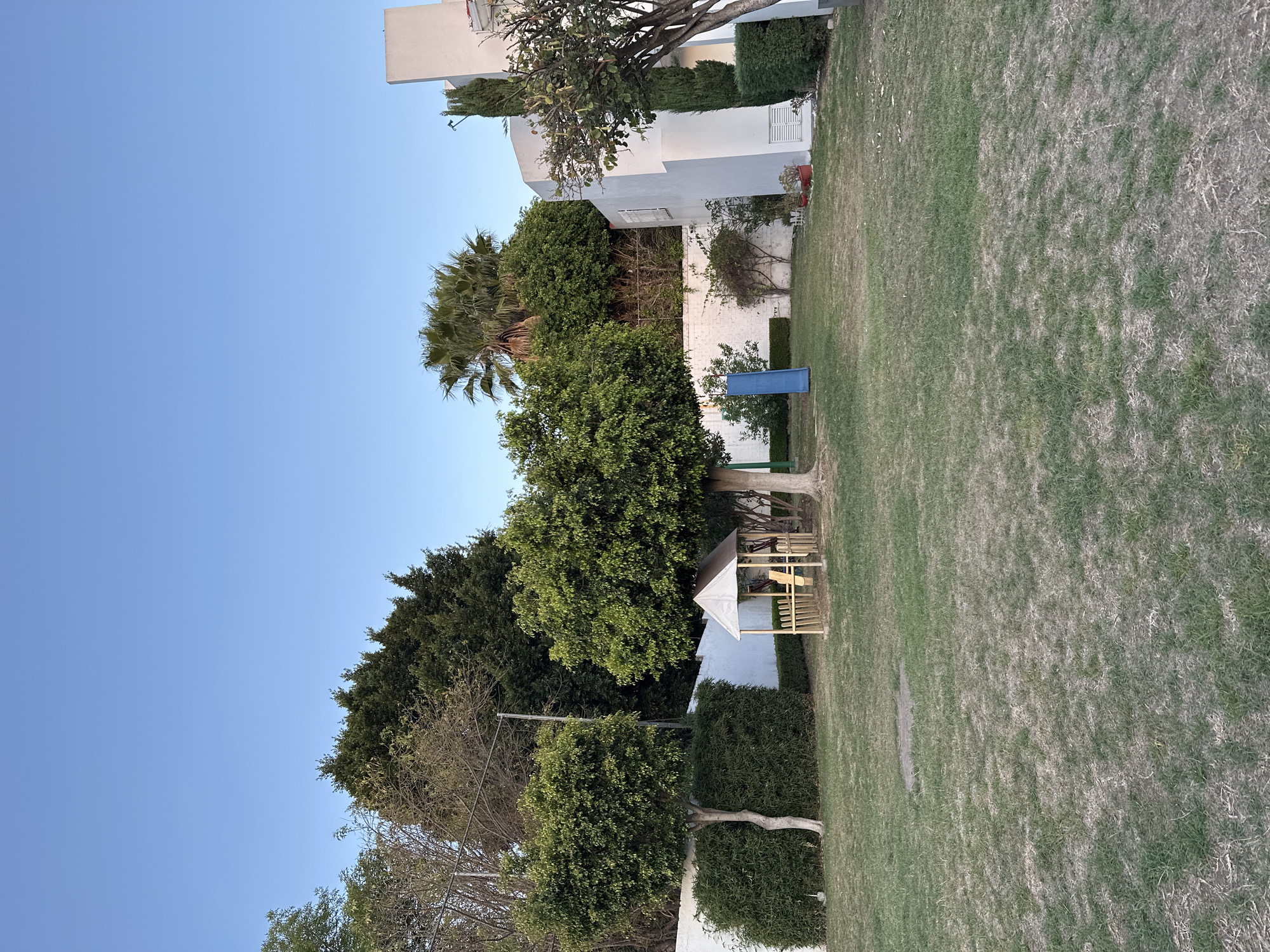 Clear skies and white buildings observed in Puebla