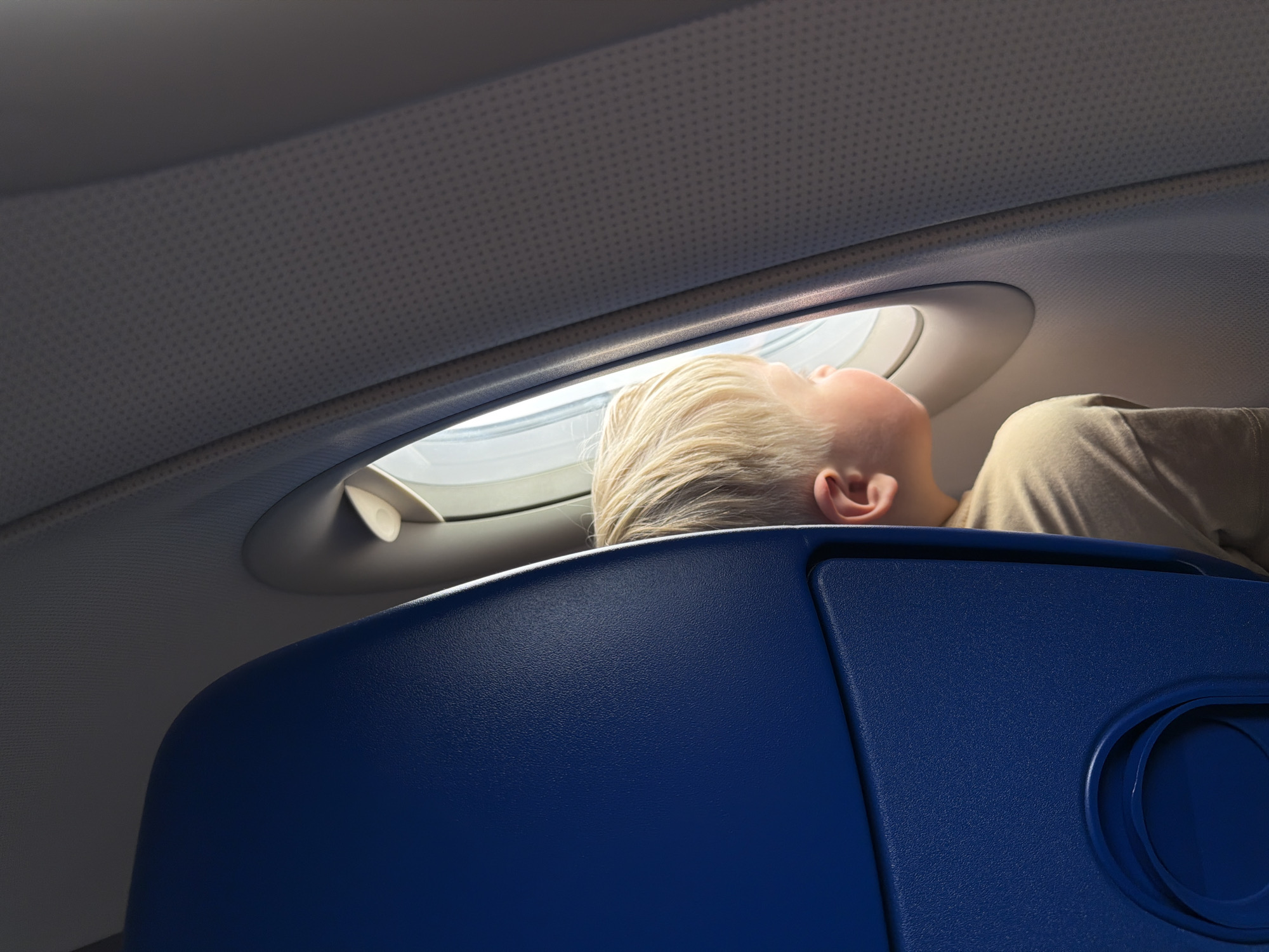 Passenger observed gazing from airplane window near Zaprudnya, Russia