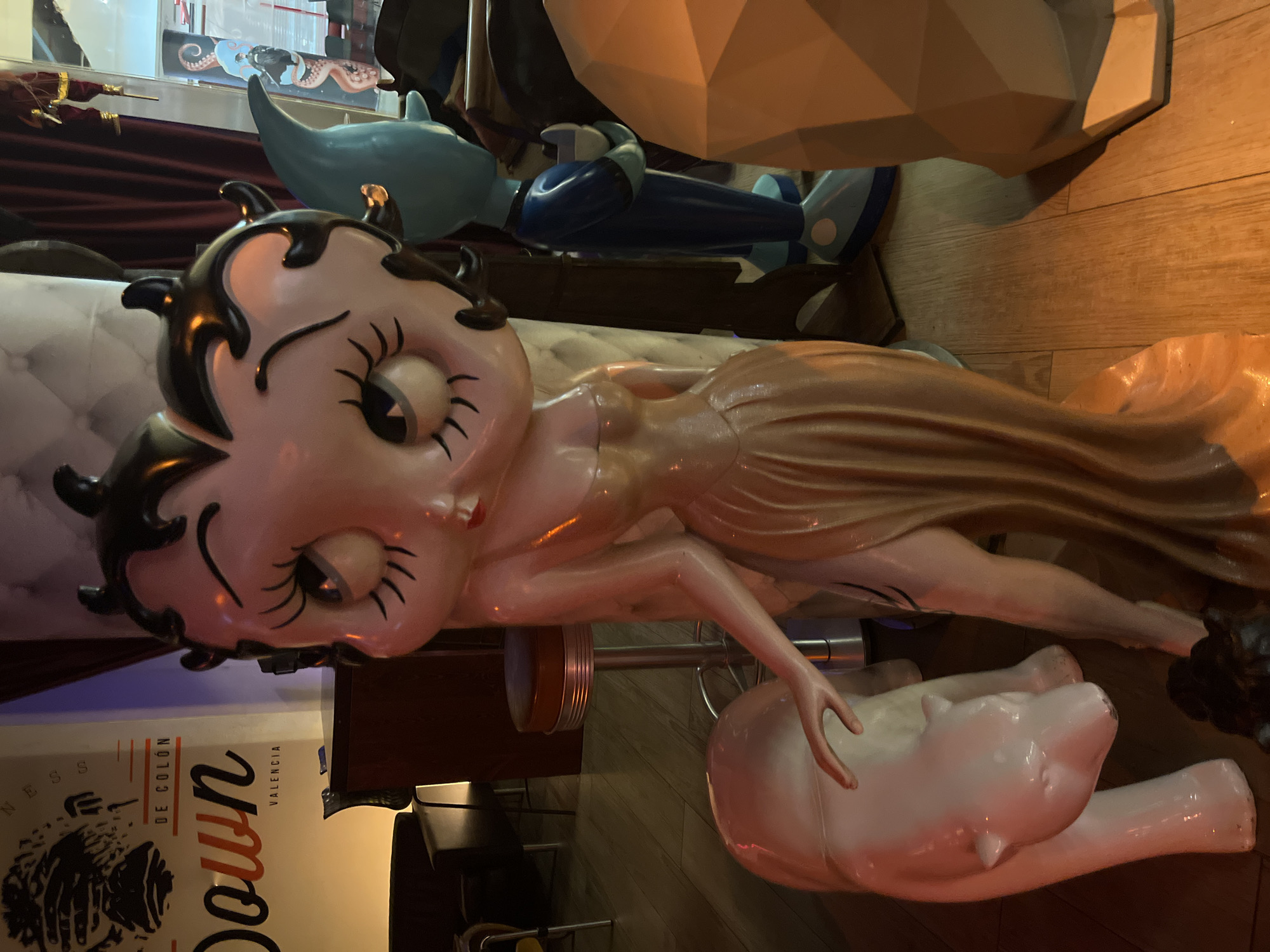 Novelty bar with Betty Boop statue documented in Valencia