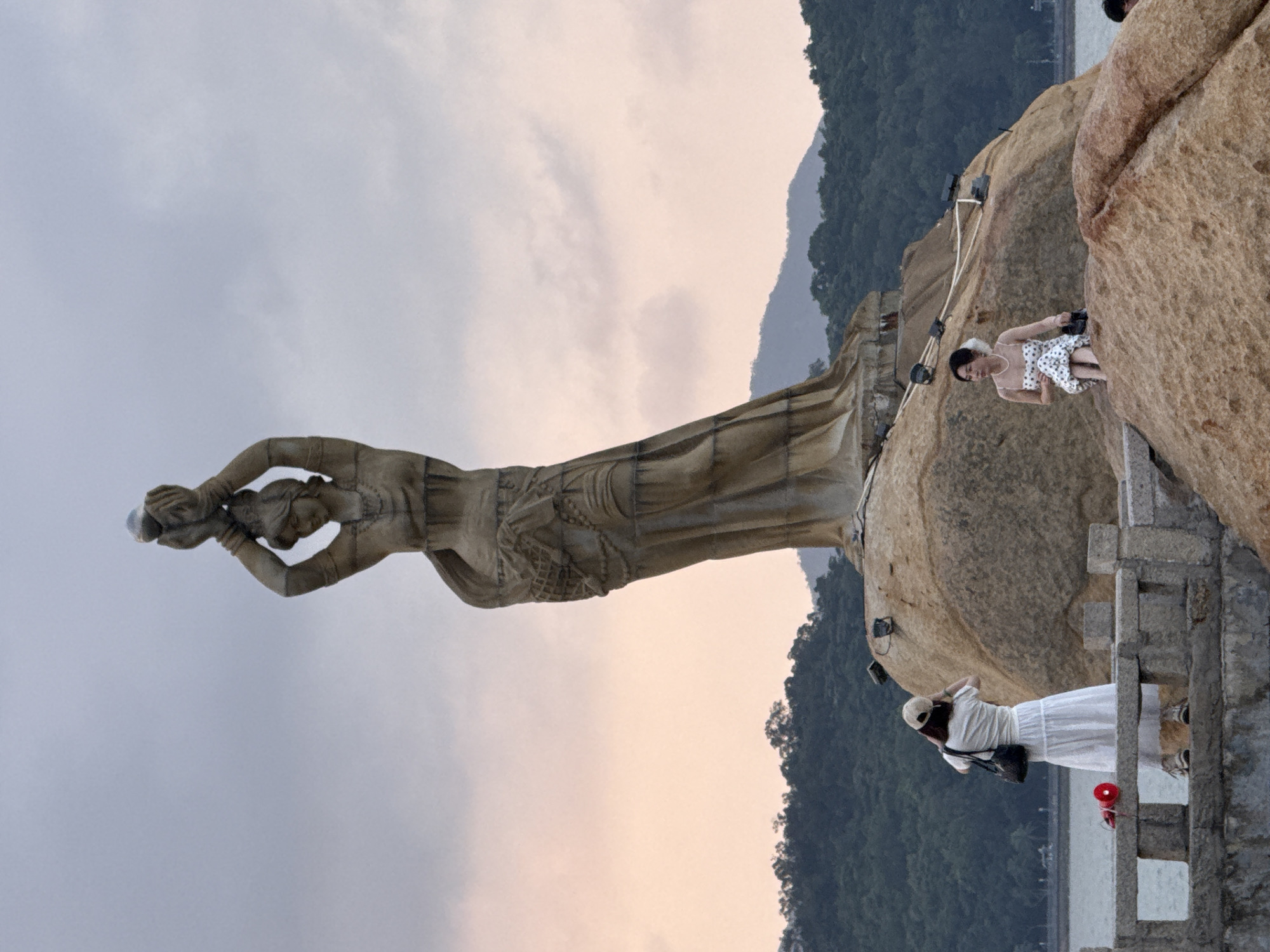 Fisher Girl statue draws visitors in Zhuhai, China