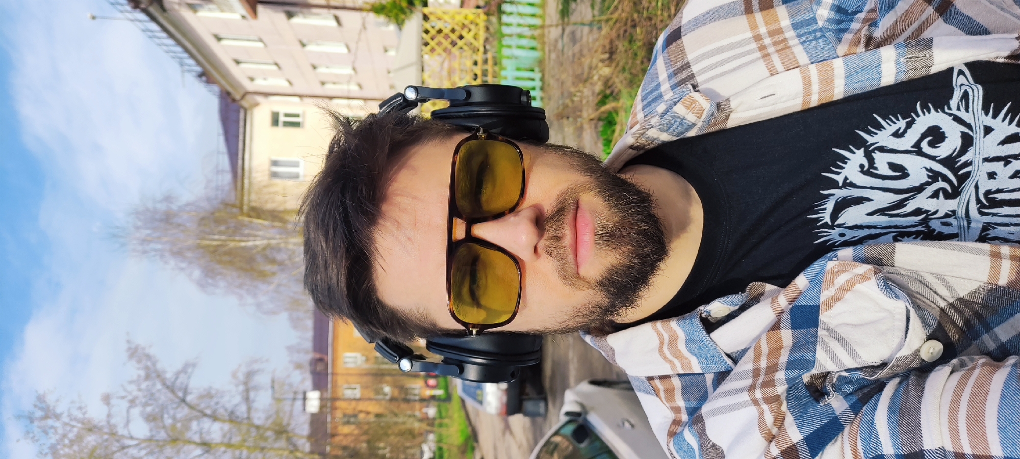 Morning scenes captured in Fryazino: portrait, garden, spring street