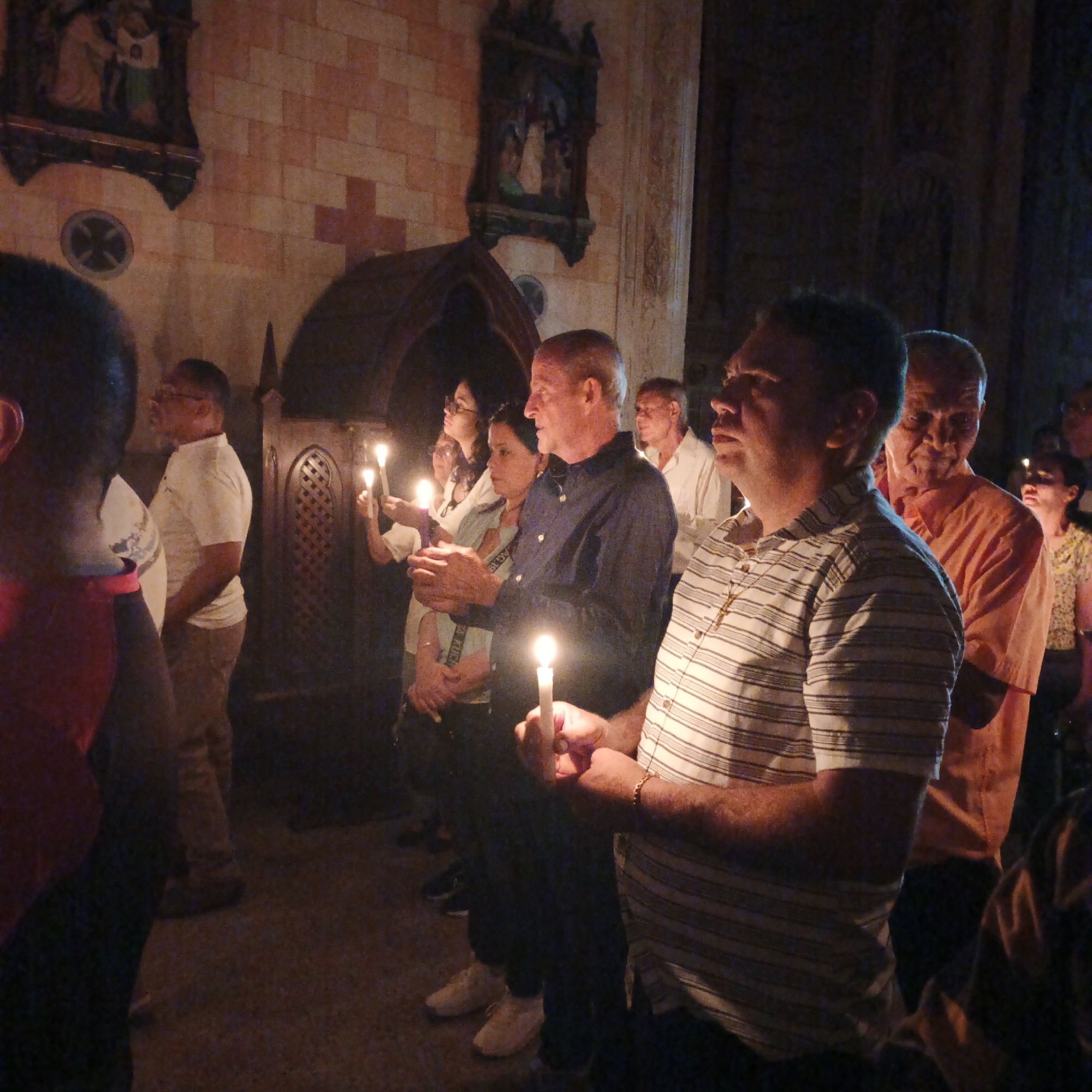 Candlelit ceremony held at church in Tinaquillo, Venezuela