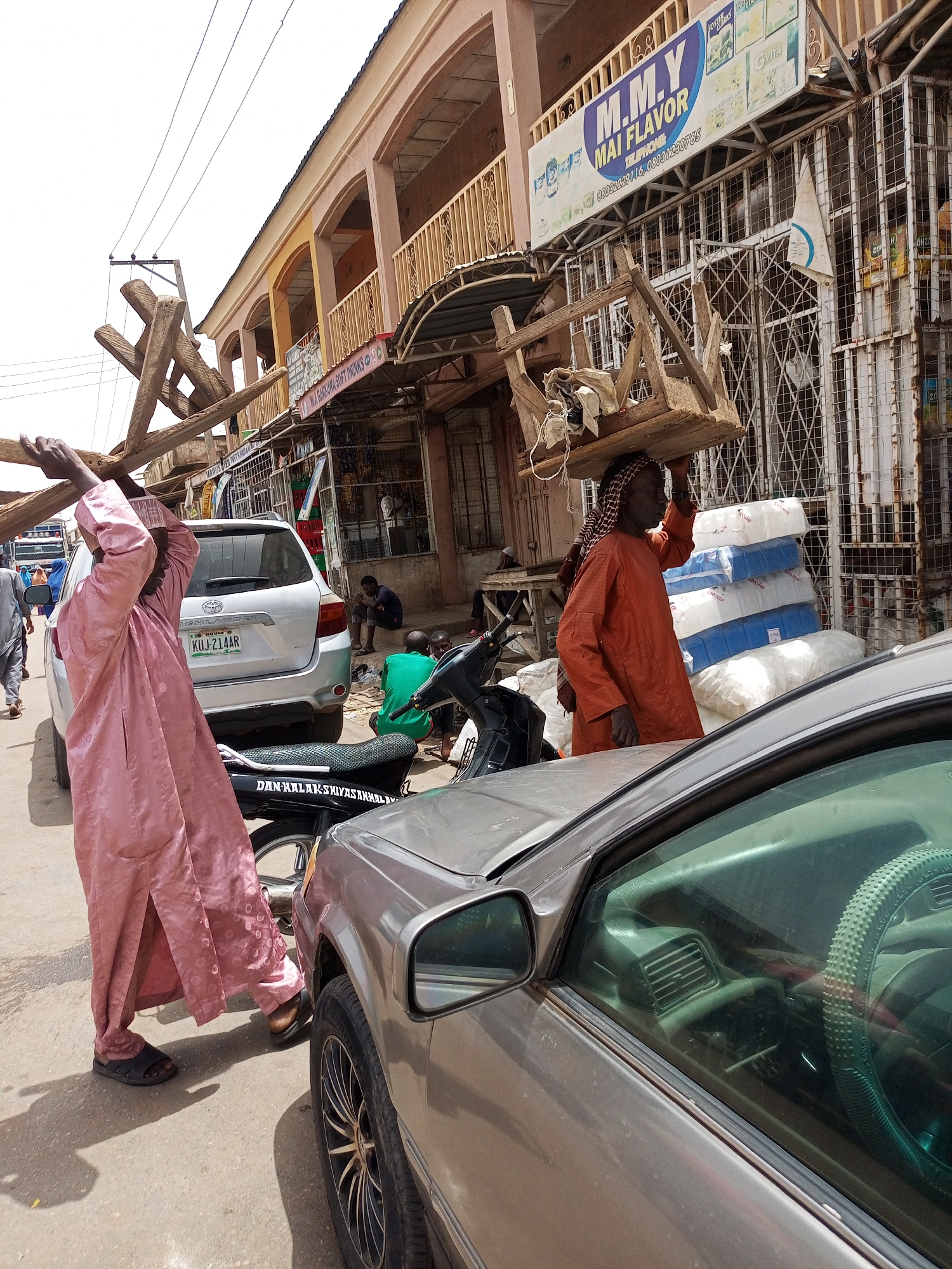Daily street life documented in Arawa, Nigeria marketplace