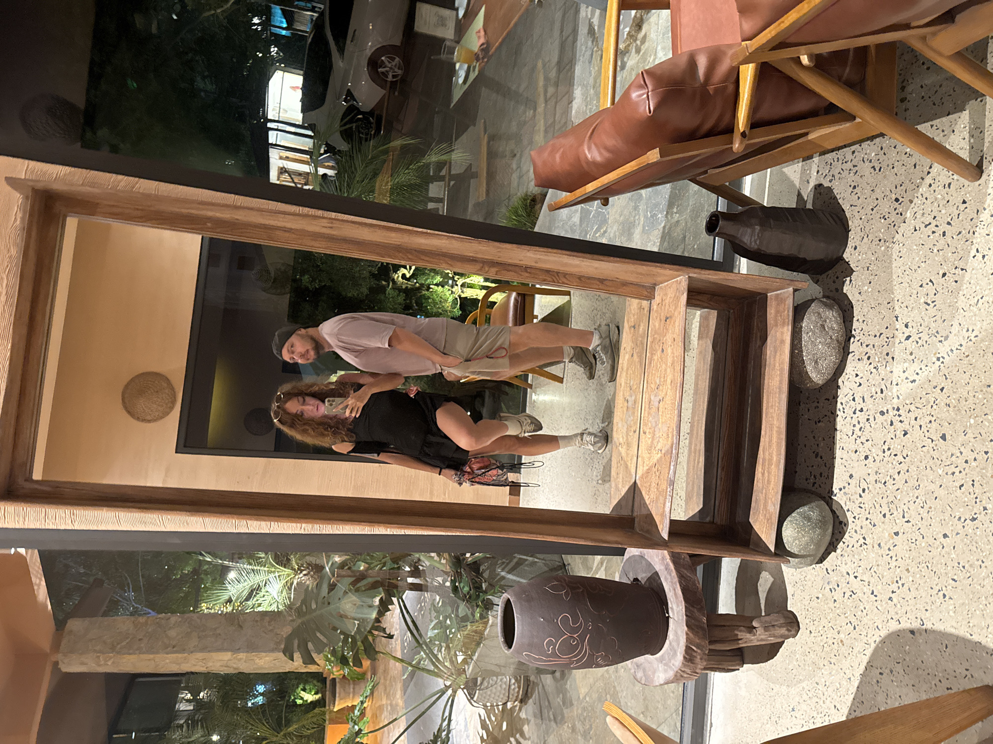 Restaurant dinner and selfies in Nam Hoa Lư Ward