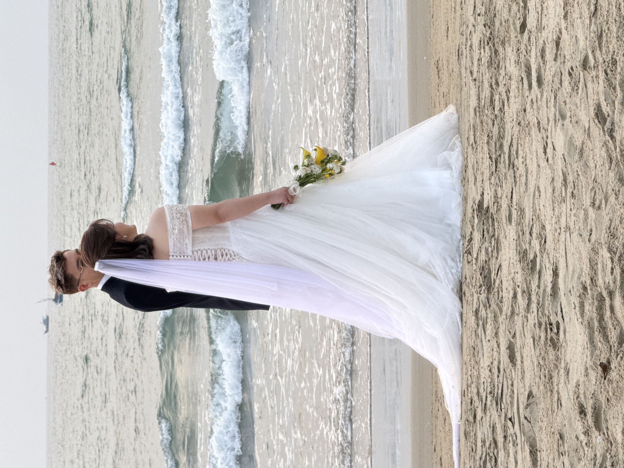 Beach wedding photo session captured in Đà Nẵng, Vietnam