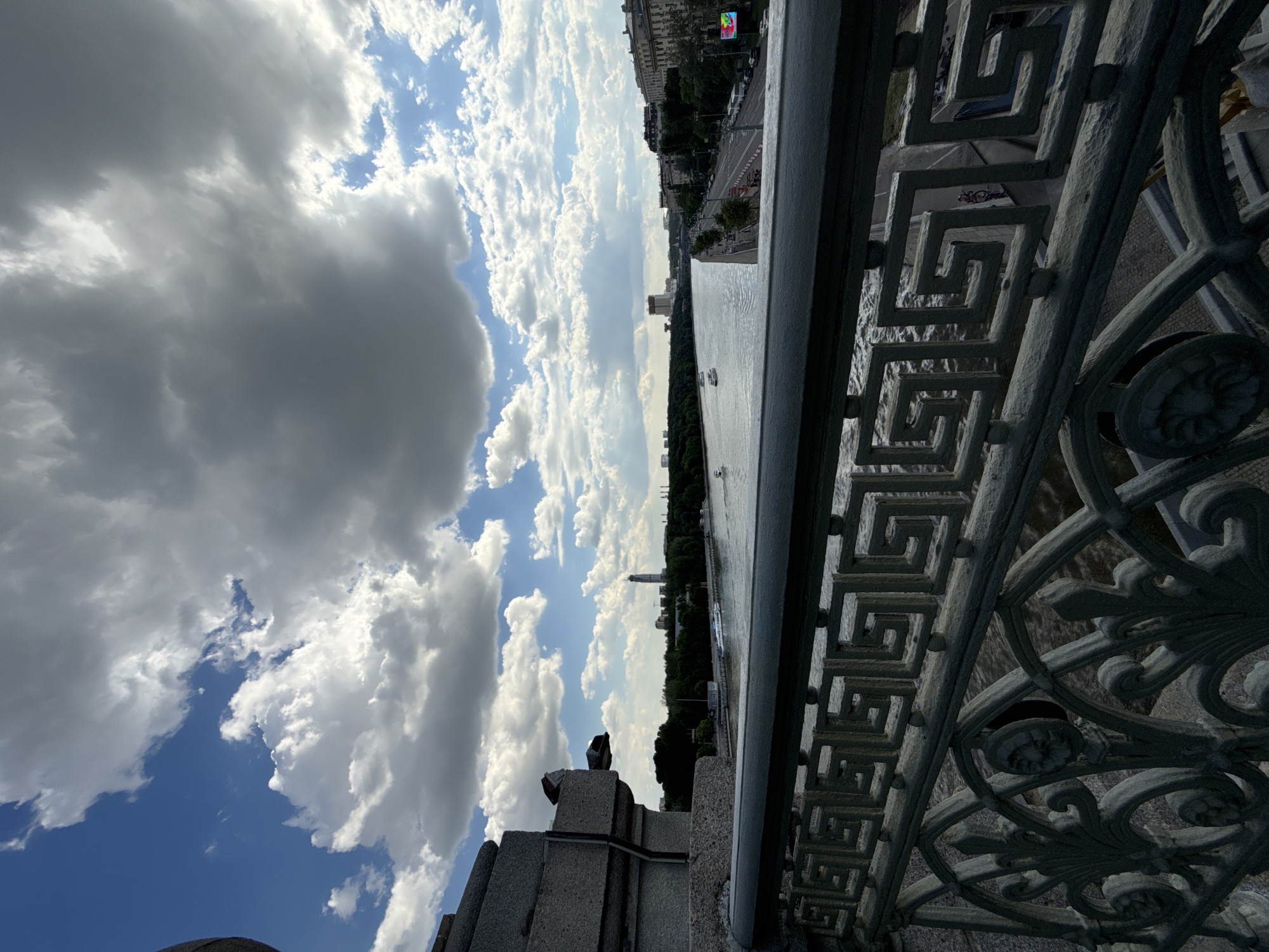 Witness documents sunny afternoon scenes across central Moscow