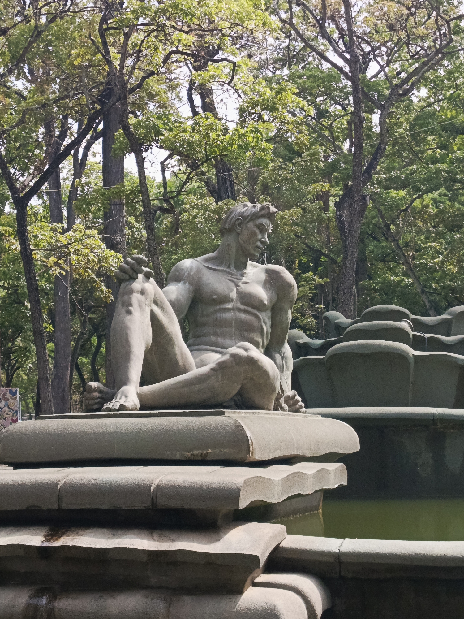 Evening stroll documents sculptures, ponds, nature in Caracas park