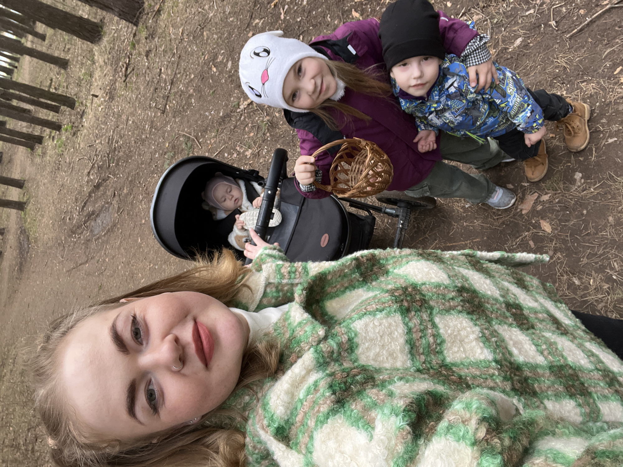Family spring outing with flower picking in Chaikovsky woods