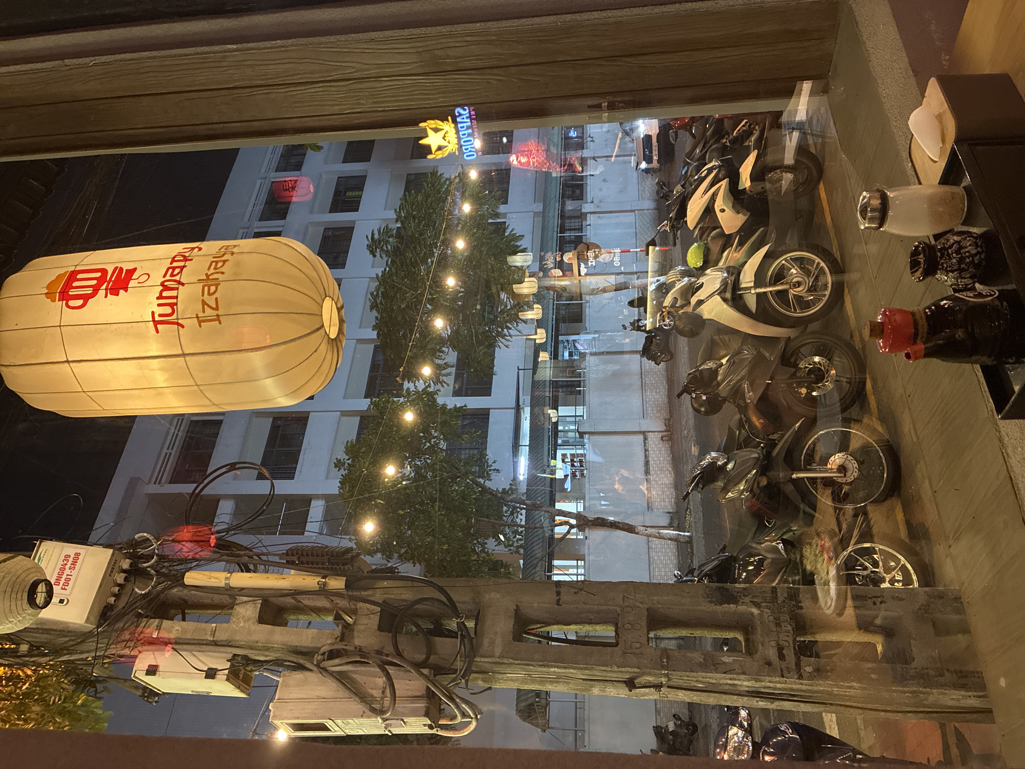 Diners enjoy Japanese hot pot ramen in Đà Nẵng restaurant