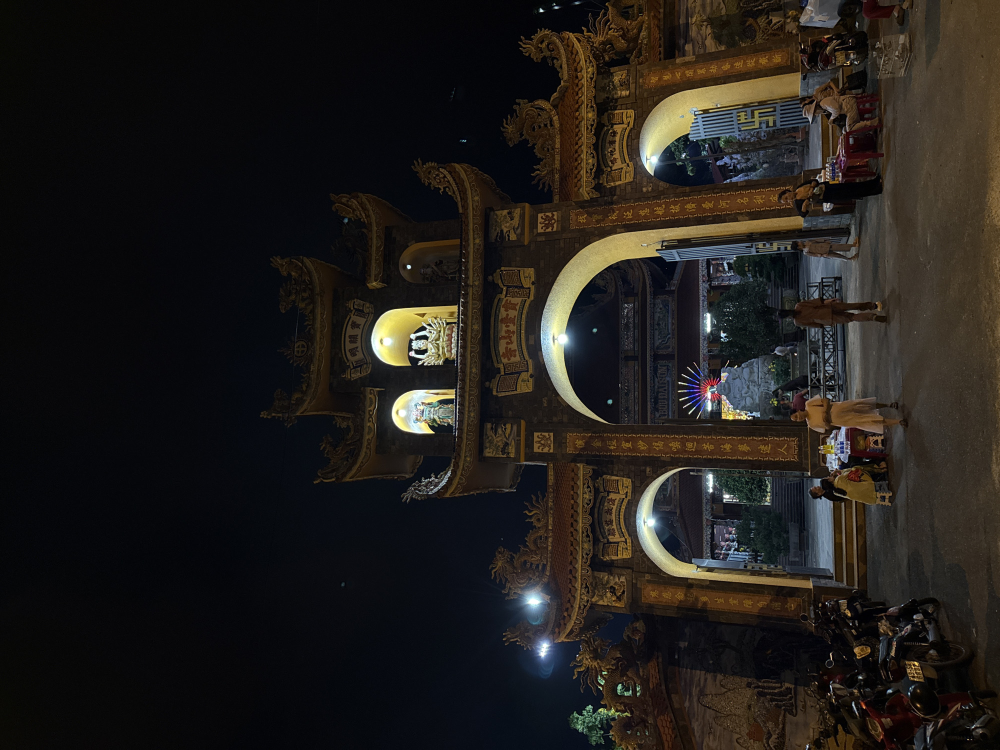 Nighttime temple entrance captured in Đà Nẵng, Vietnam