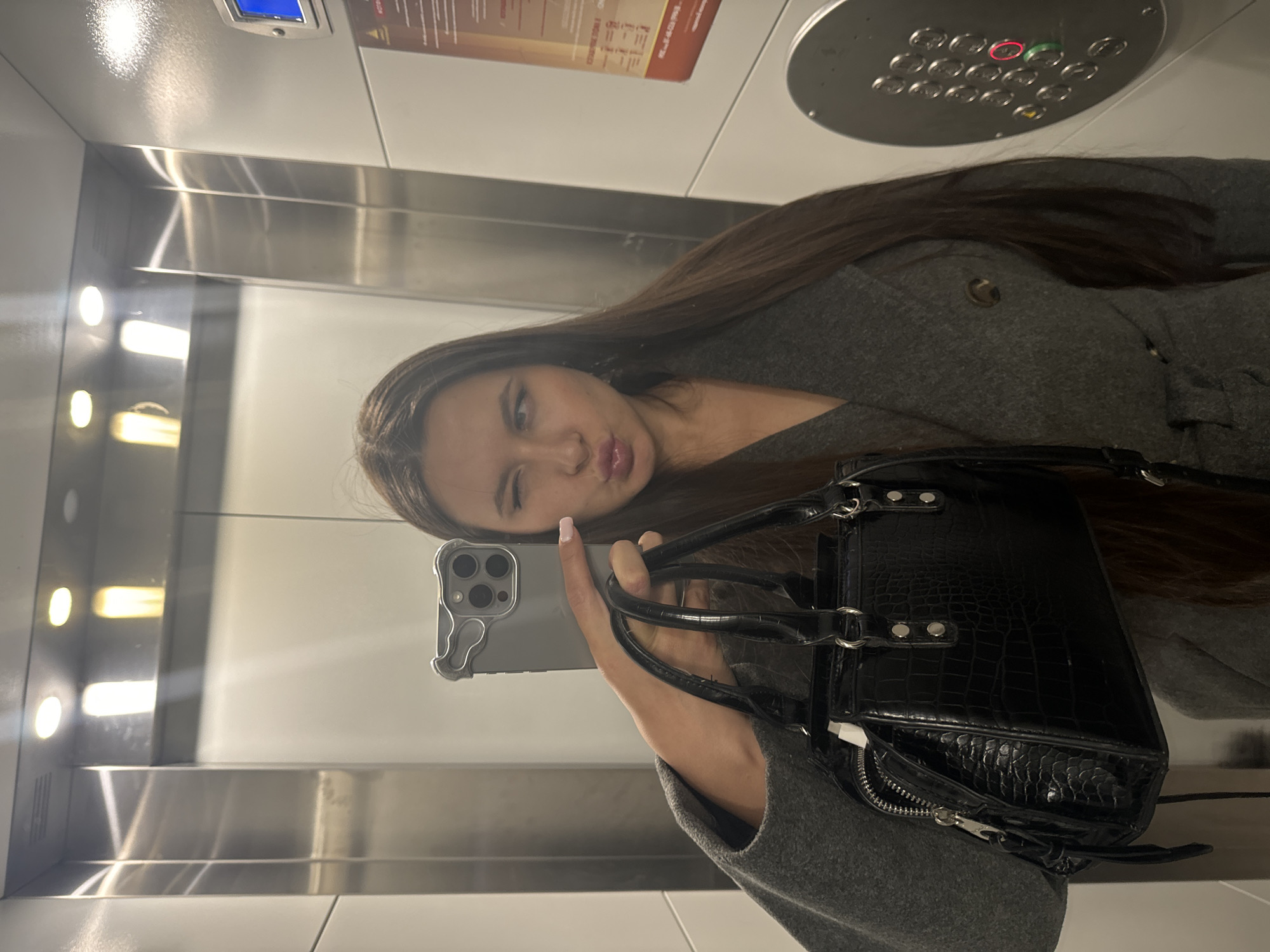 Woman takes selfies in elevator, bathroom in Odintsovo