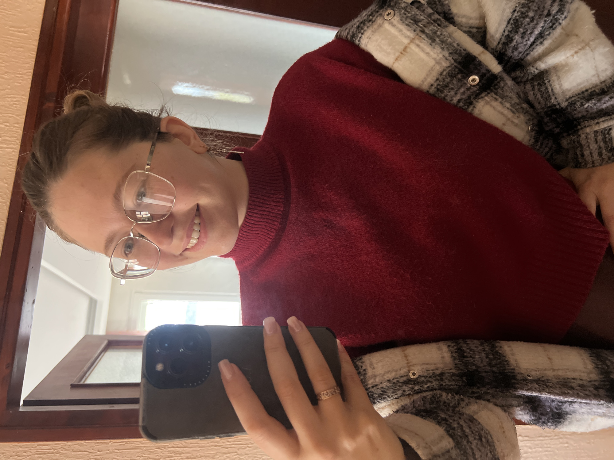 Woman takes mirror selfie in Podgorica room