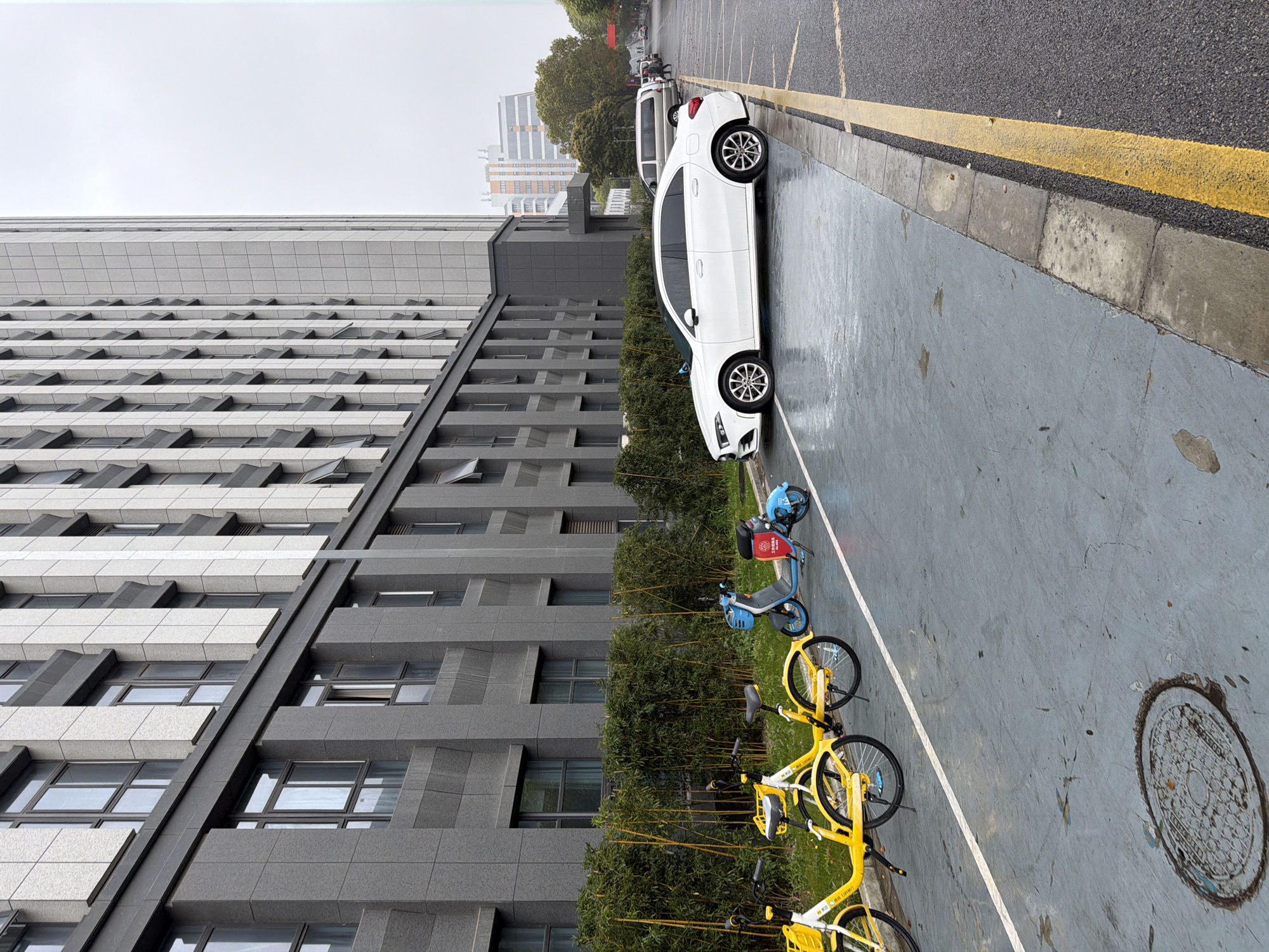Morning street life documented in rainy Jiangning District