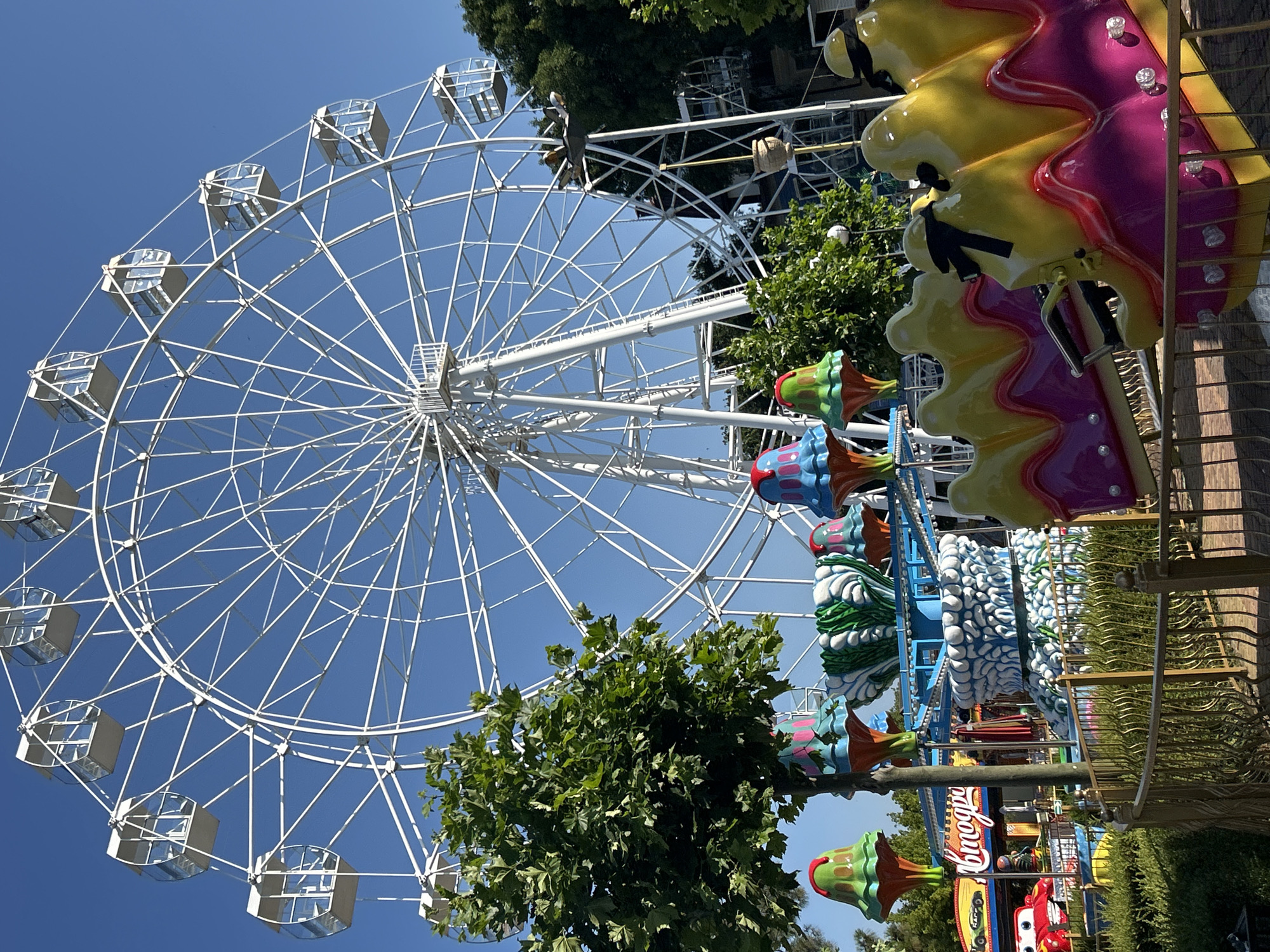 Gelendzhik promenade: amusement park, shops, and summer foot traffic