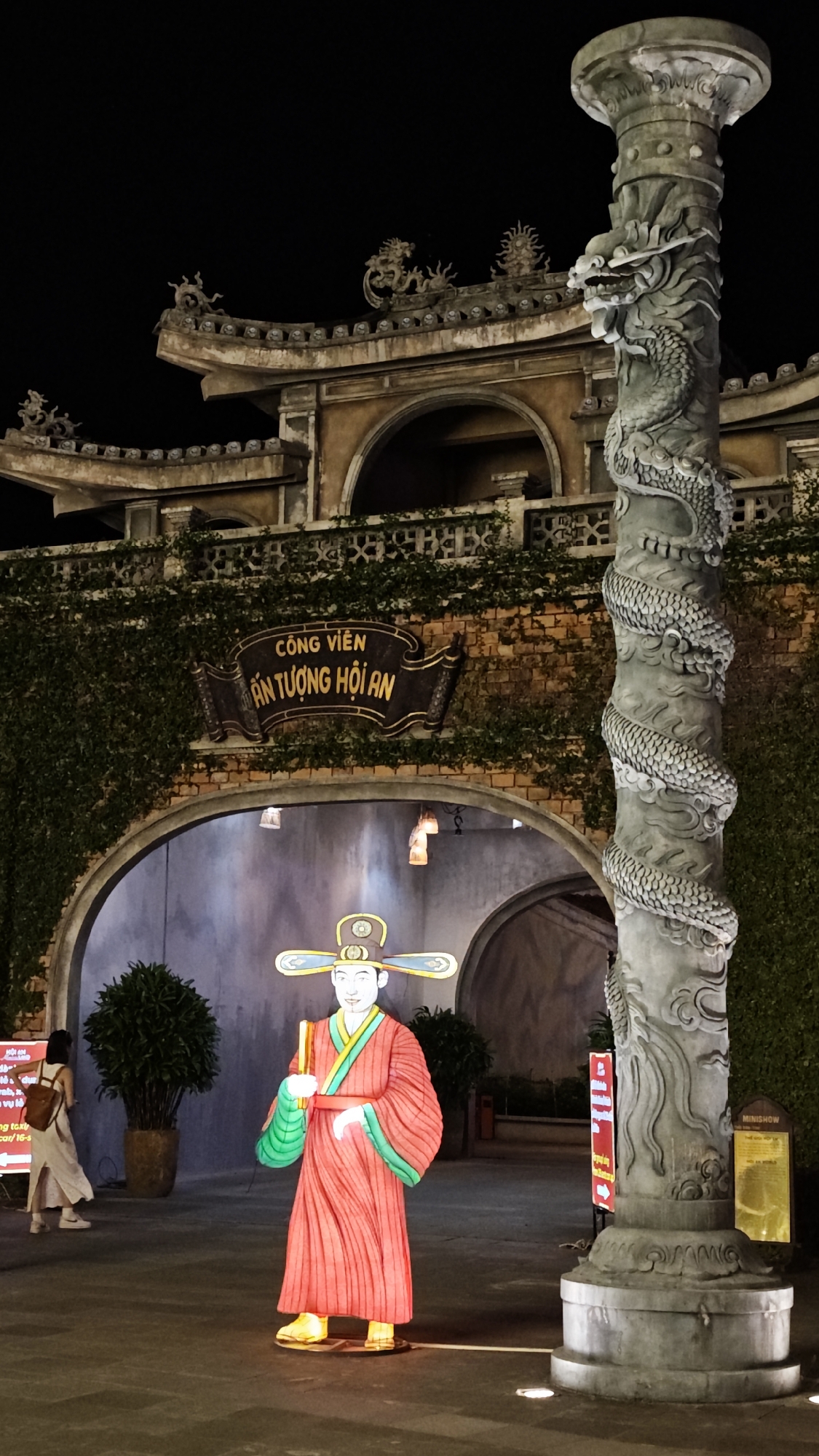 Evening visitors explore illuminated cultural park in Hội An