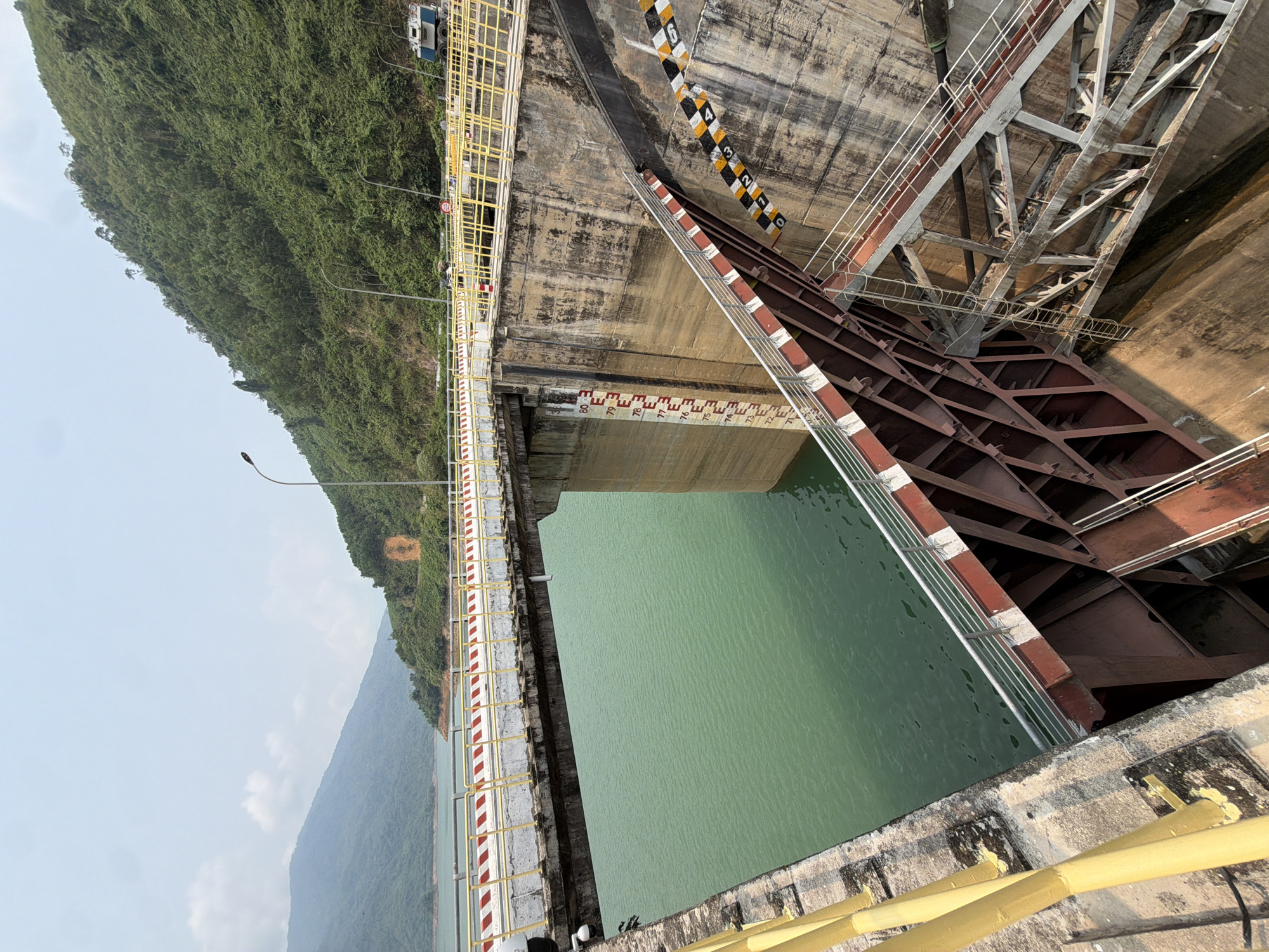 Dam infrastructure documented from multiple angles in Đà Nẵng