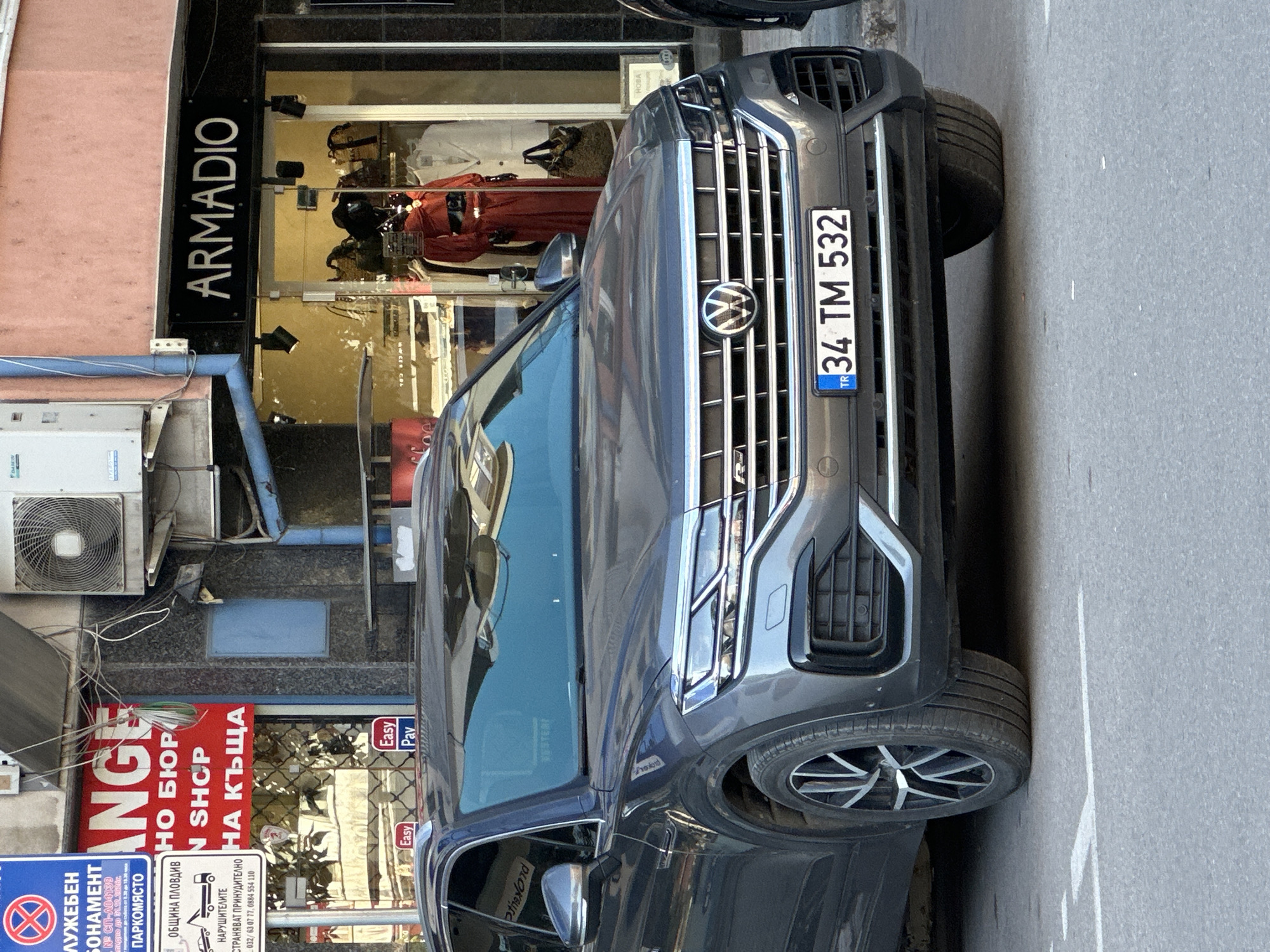 Witness documents hotels, parked vehicle in central Plovdiv afternoon