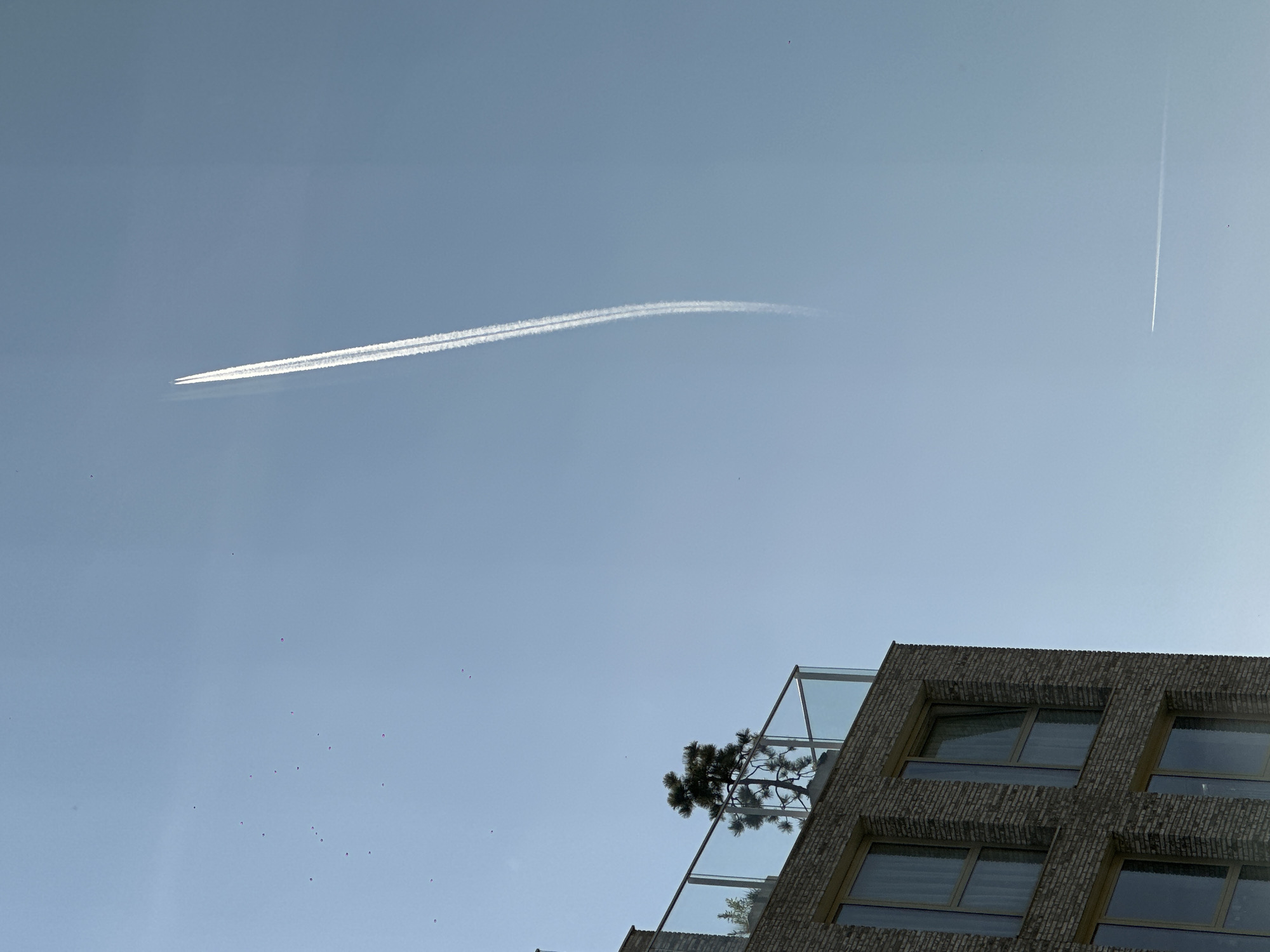 Crossing contrails observed in clear Amsterdam skies