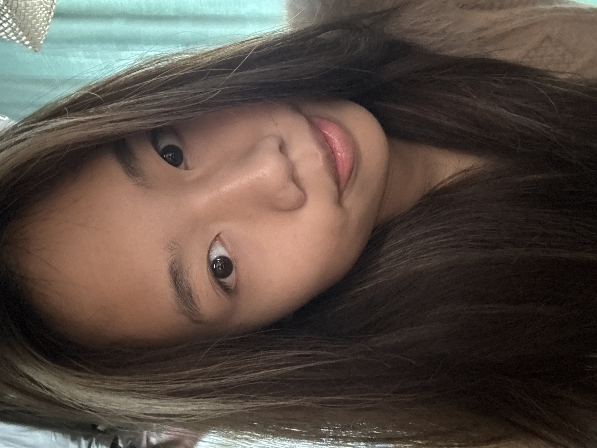 Woman takes early morning selfies in Nan'an District