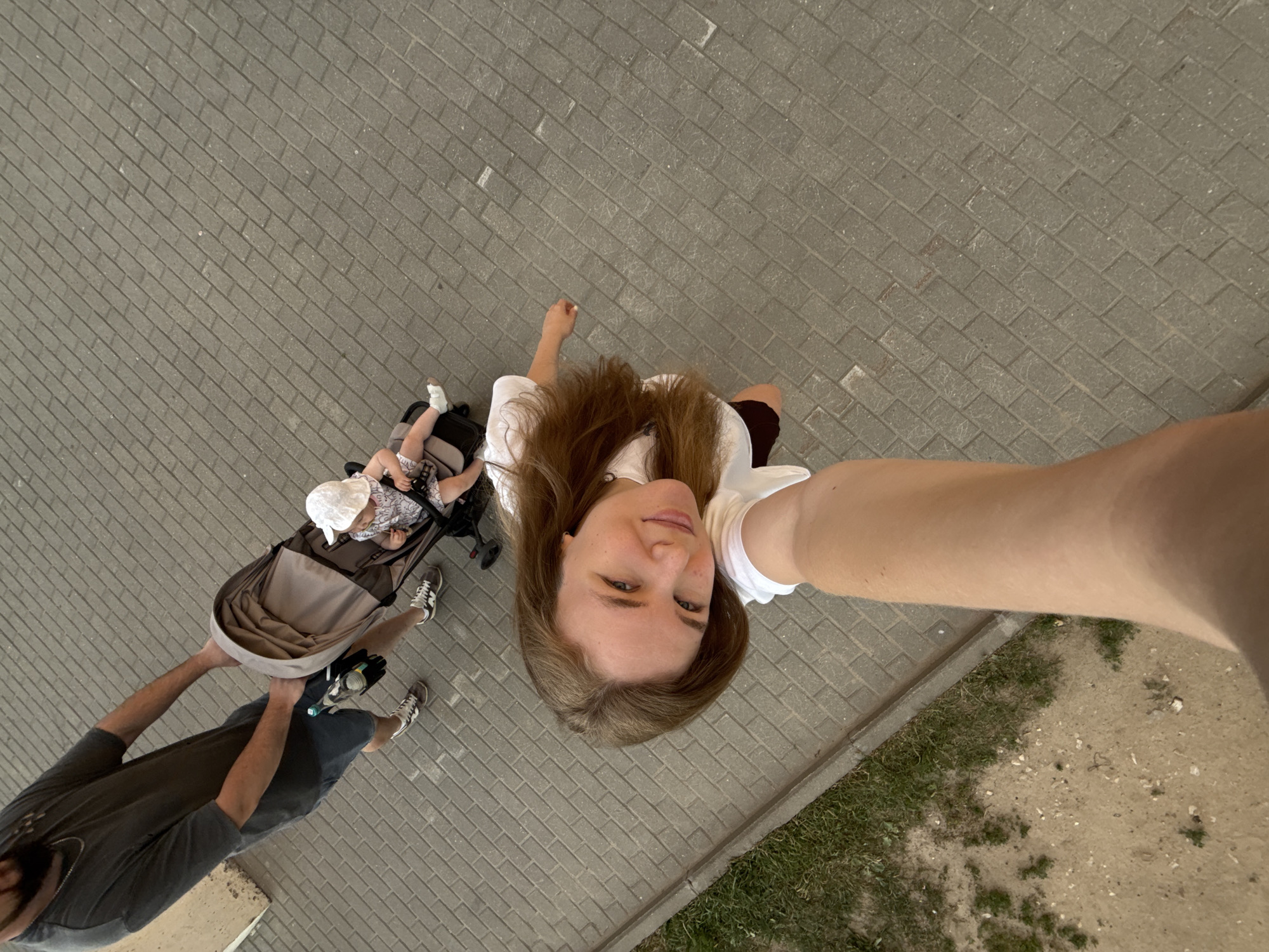 Woman documents casual walk through Vladimir with selfies