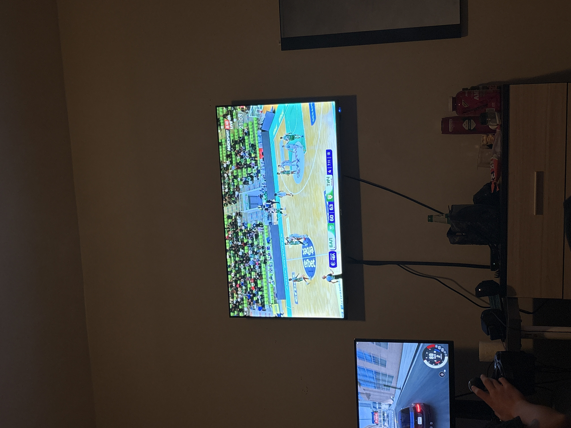 Dual screens show basketball and driving games in Pernik