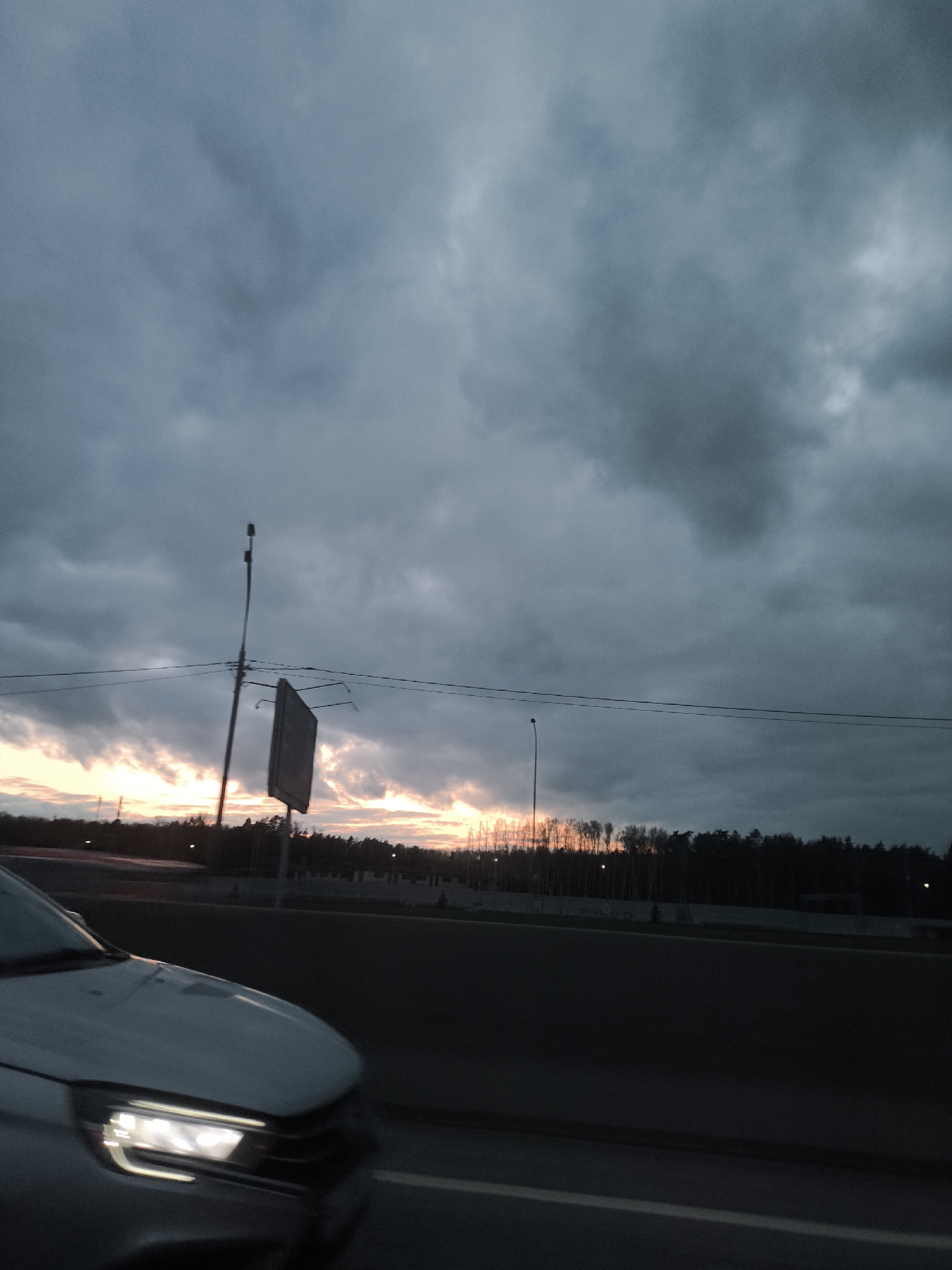 Dramatic dusk sky observed in Novoivanovskoe, Russia