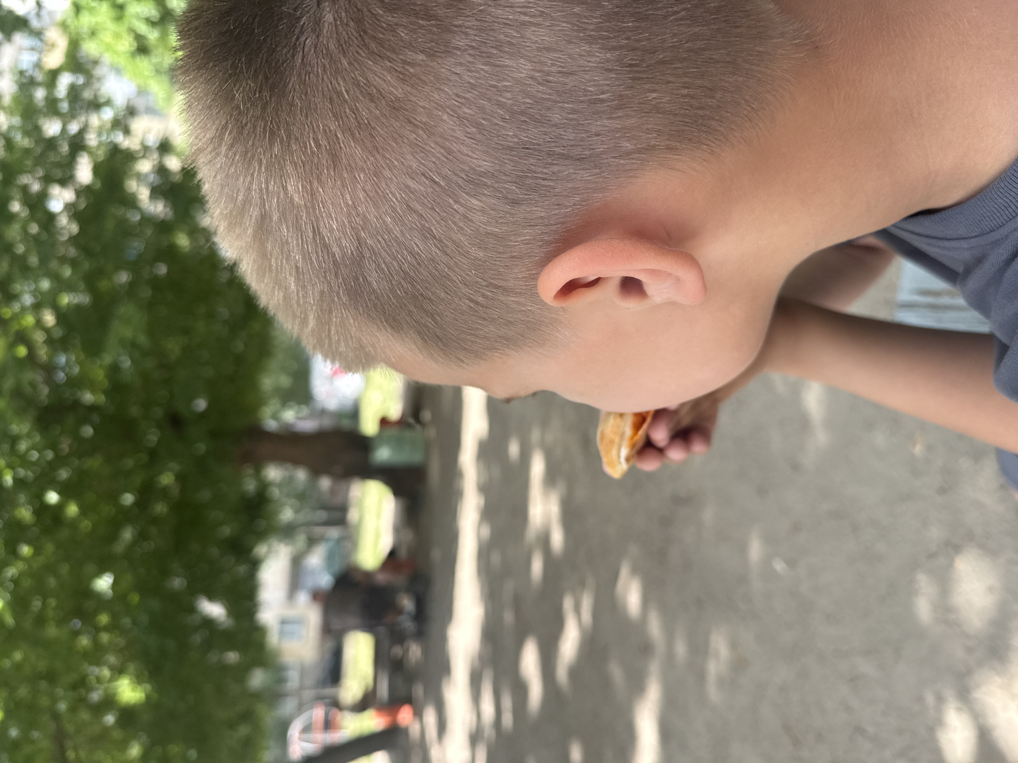 Casual outdoor pizza hang in Dnipro on a summer afternoon