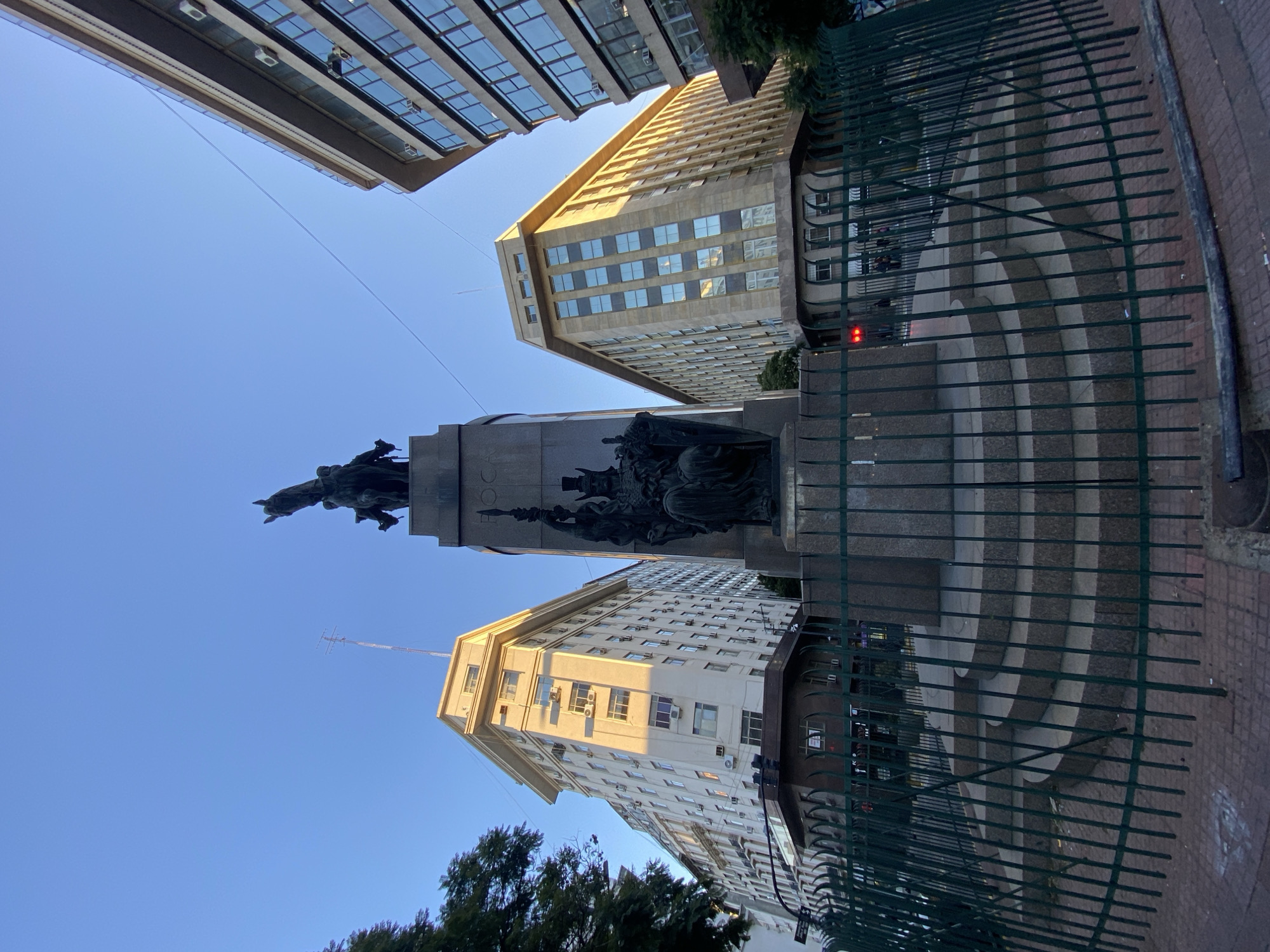 Avenida de Mayo streetscape: monuments, Palacio Barolo, old meets new