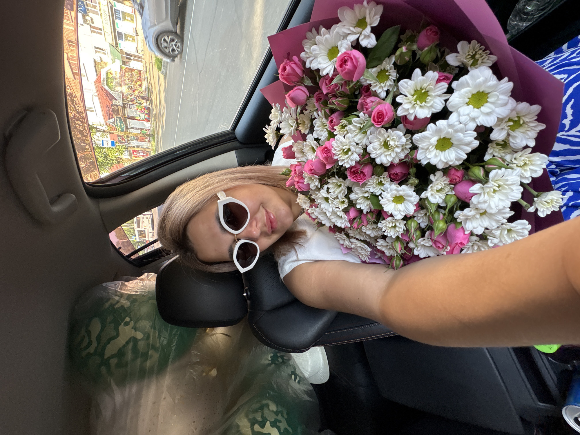 Passenger seat, pink roses, open sunroof — Birobidzhan