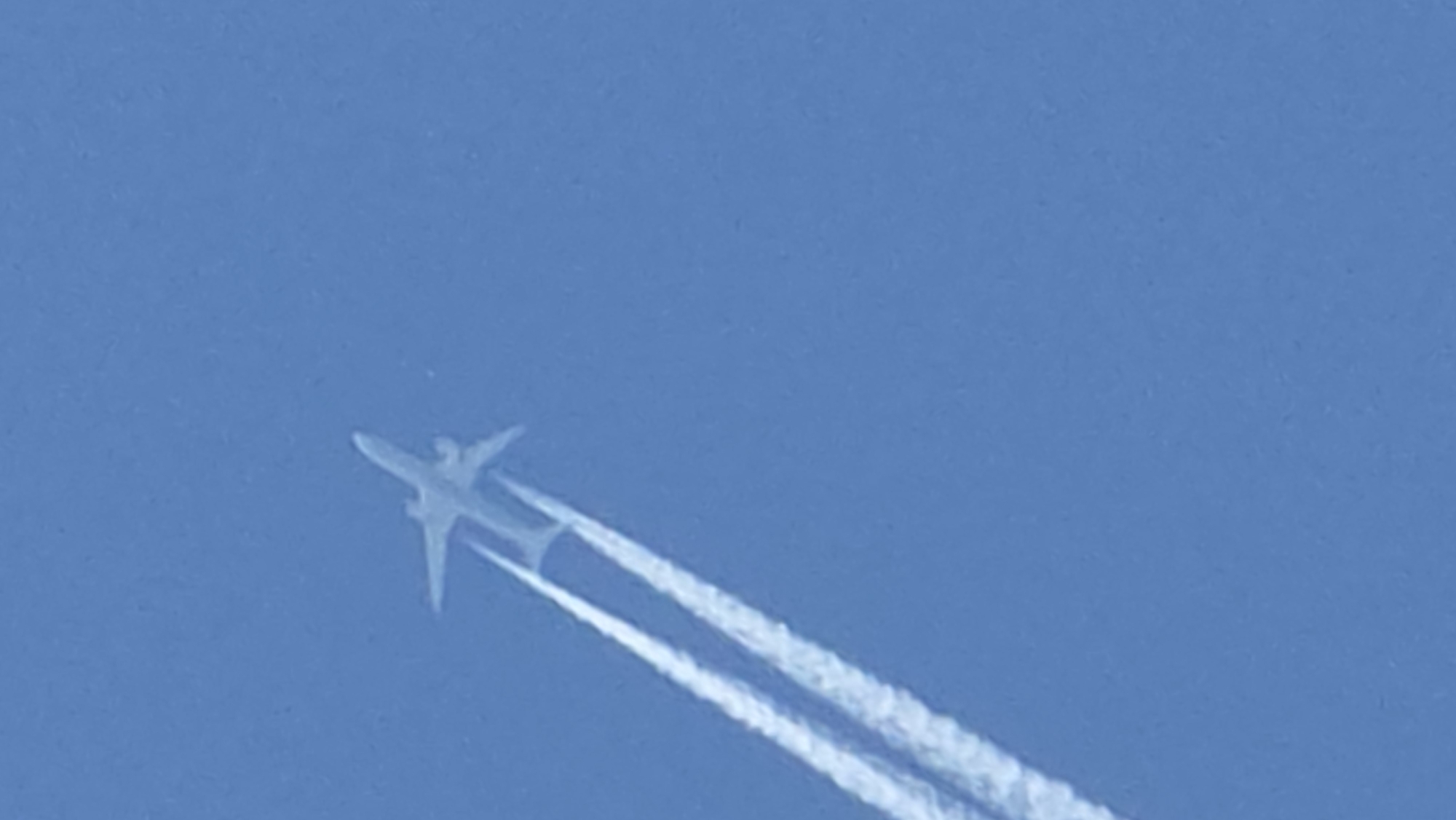 Aircraft spotted flying over Gabrovo, Bulgaria leaving contrails