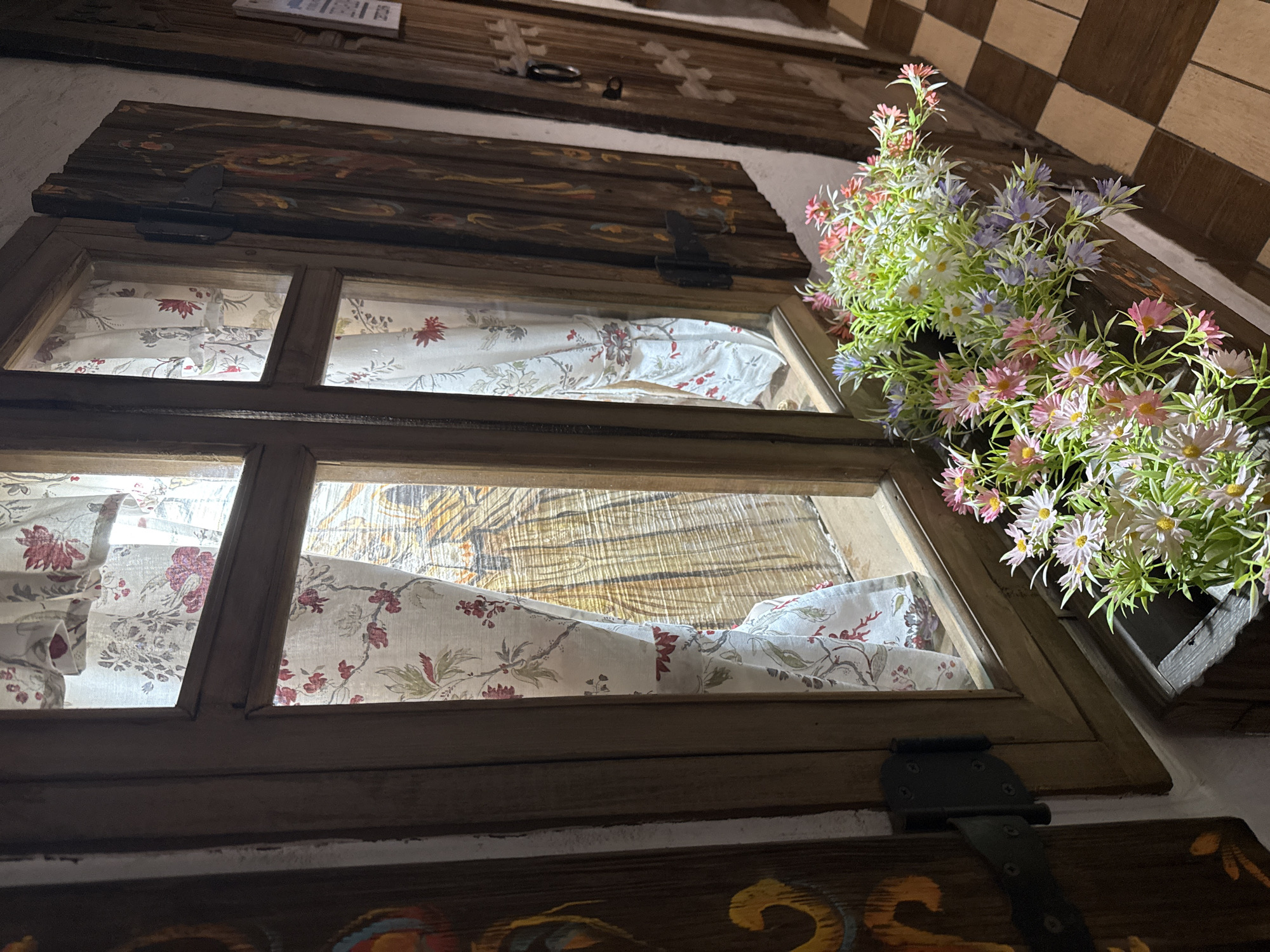 Traditional Russian culture documented in Noviy cafe and buildings