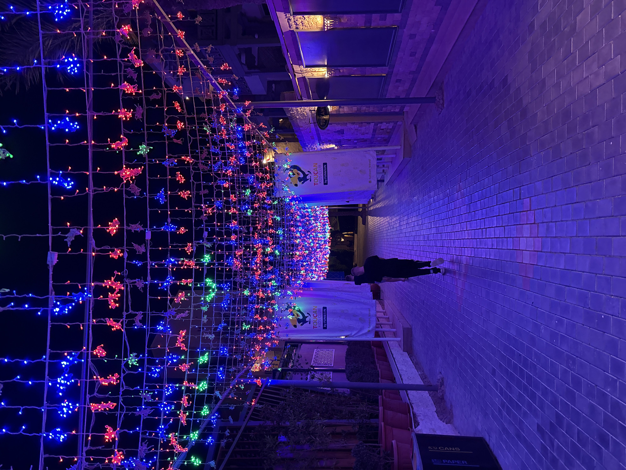 Heart-shaped light display draws evening crowds in Egypt