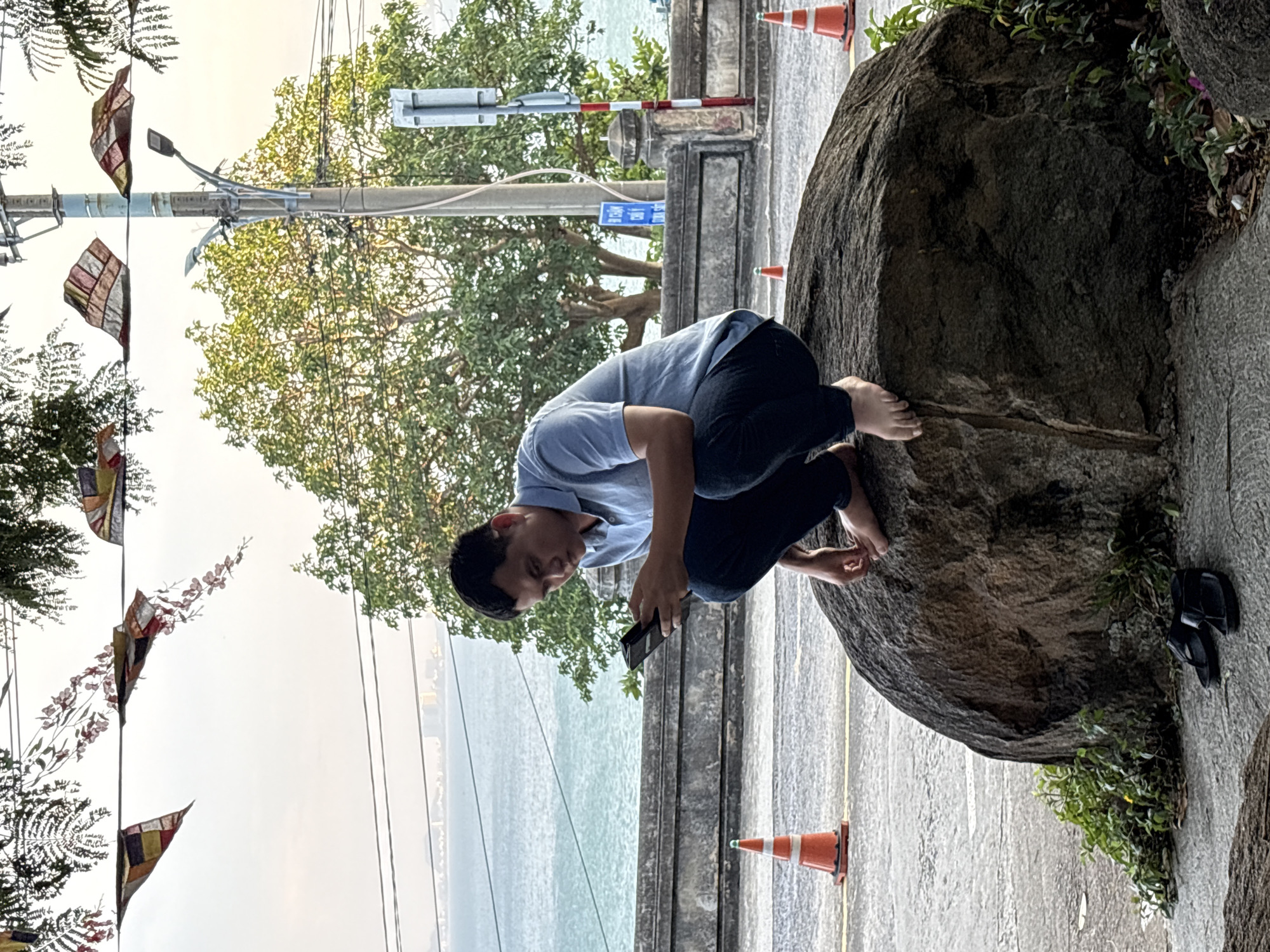 Casual morning activities observed along Đà Nẵng coastline