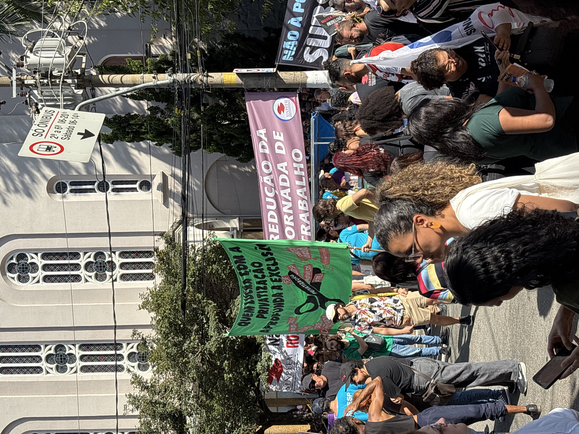 Labor demonstration draws crowds in São Paulo streets