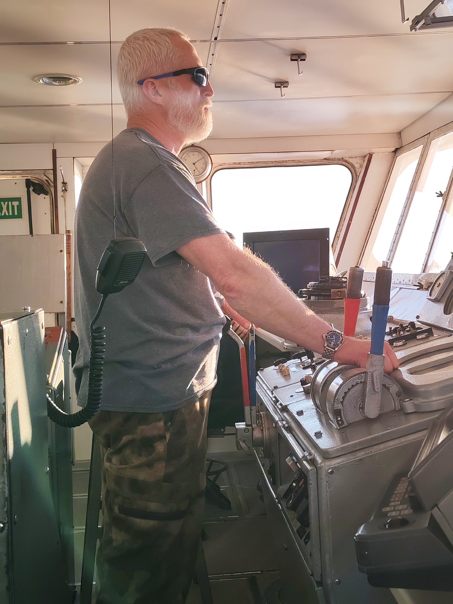 Boat operator spotted at helm in Ozernoe Ust'e, Russia