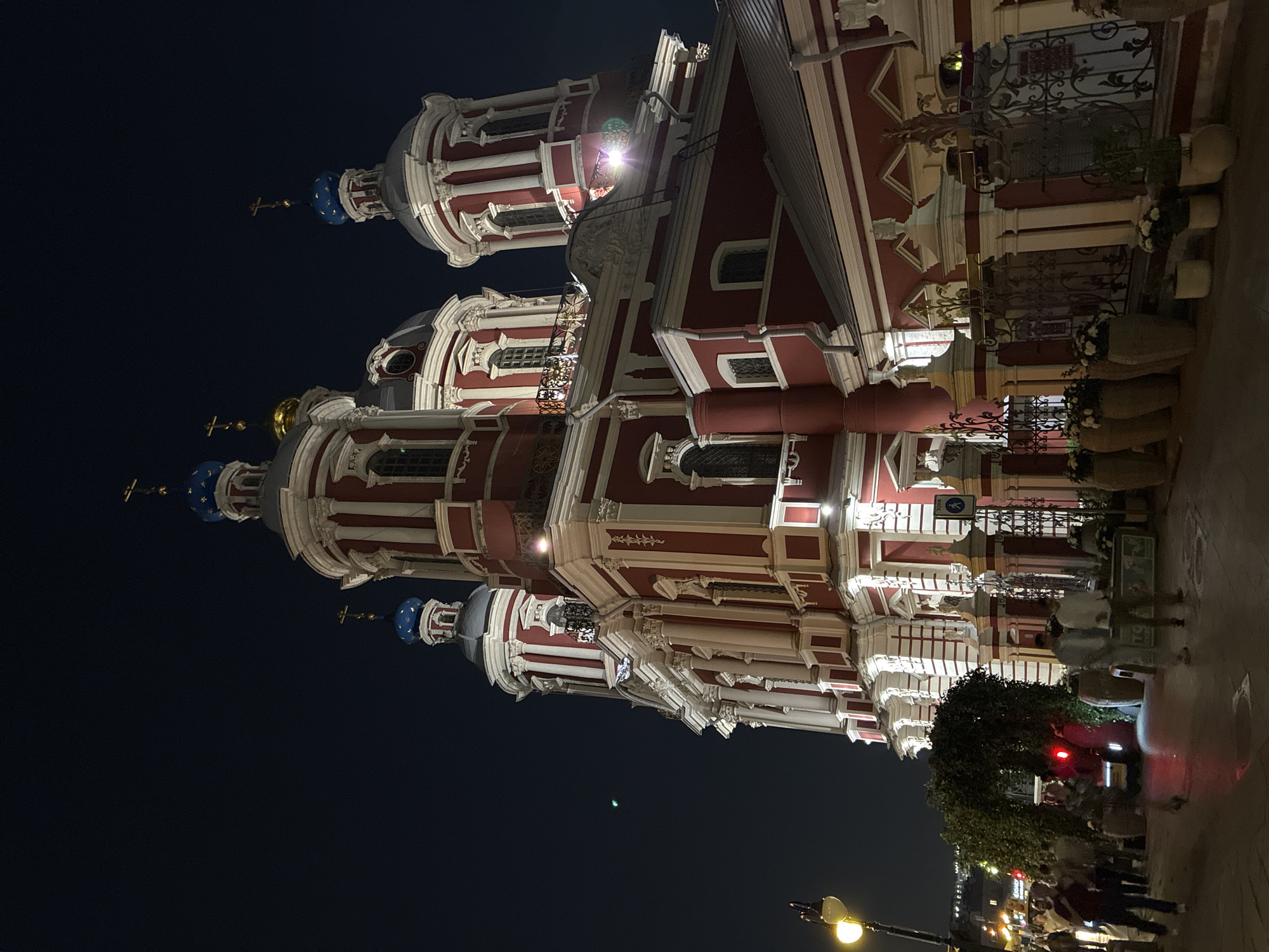Evening stroll captures illuminated Moscow landmarks and street scenes