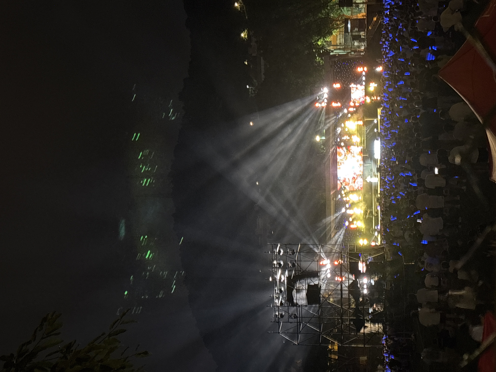 Nighttime Concert Draws Large Crowd in Chongqing's Nan'an District