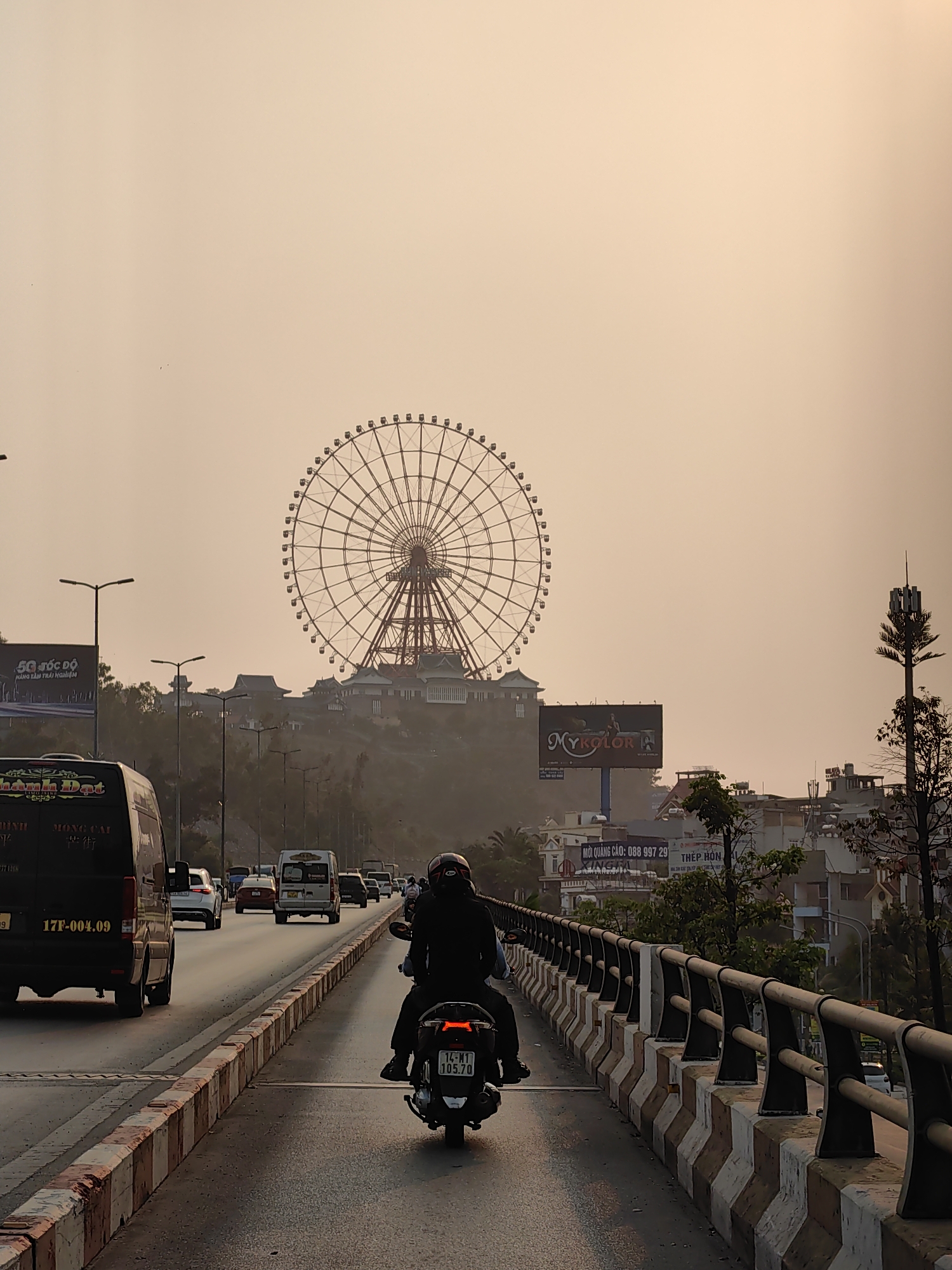 Morning street scenes documented across Hong Gai Ward, Vietnam
