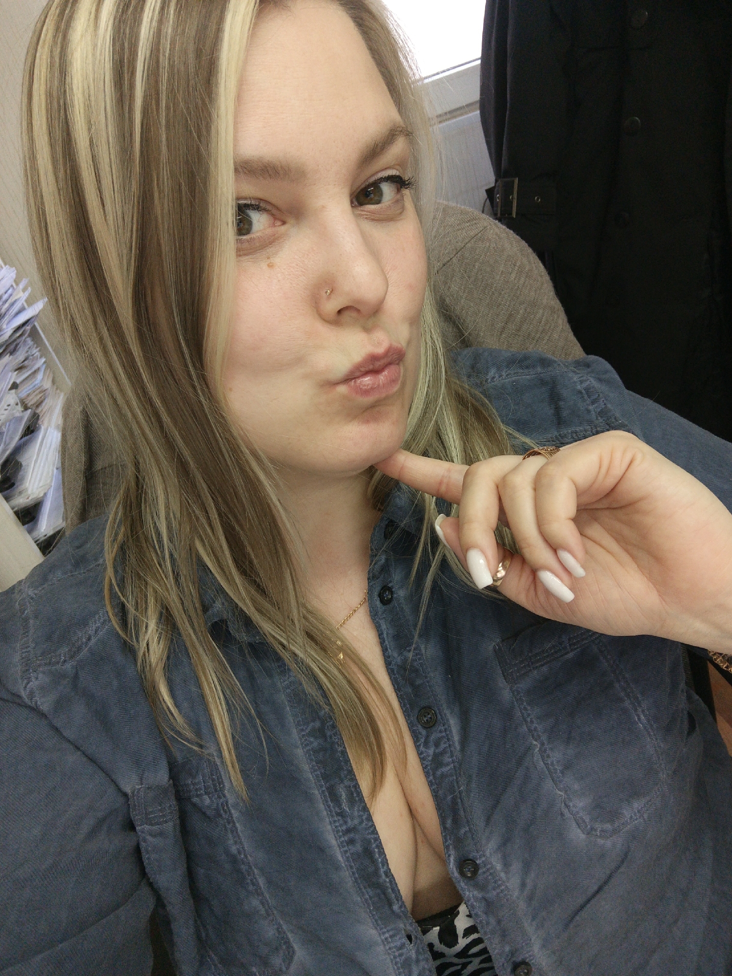 Casual moments captured in Noviy: selfie and phone break
