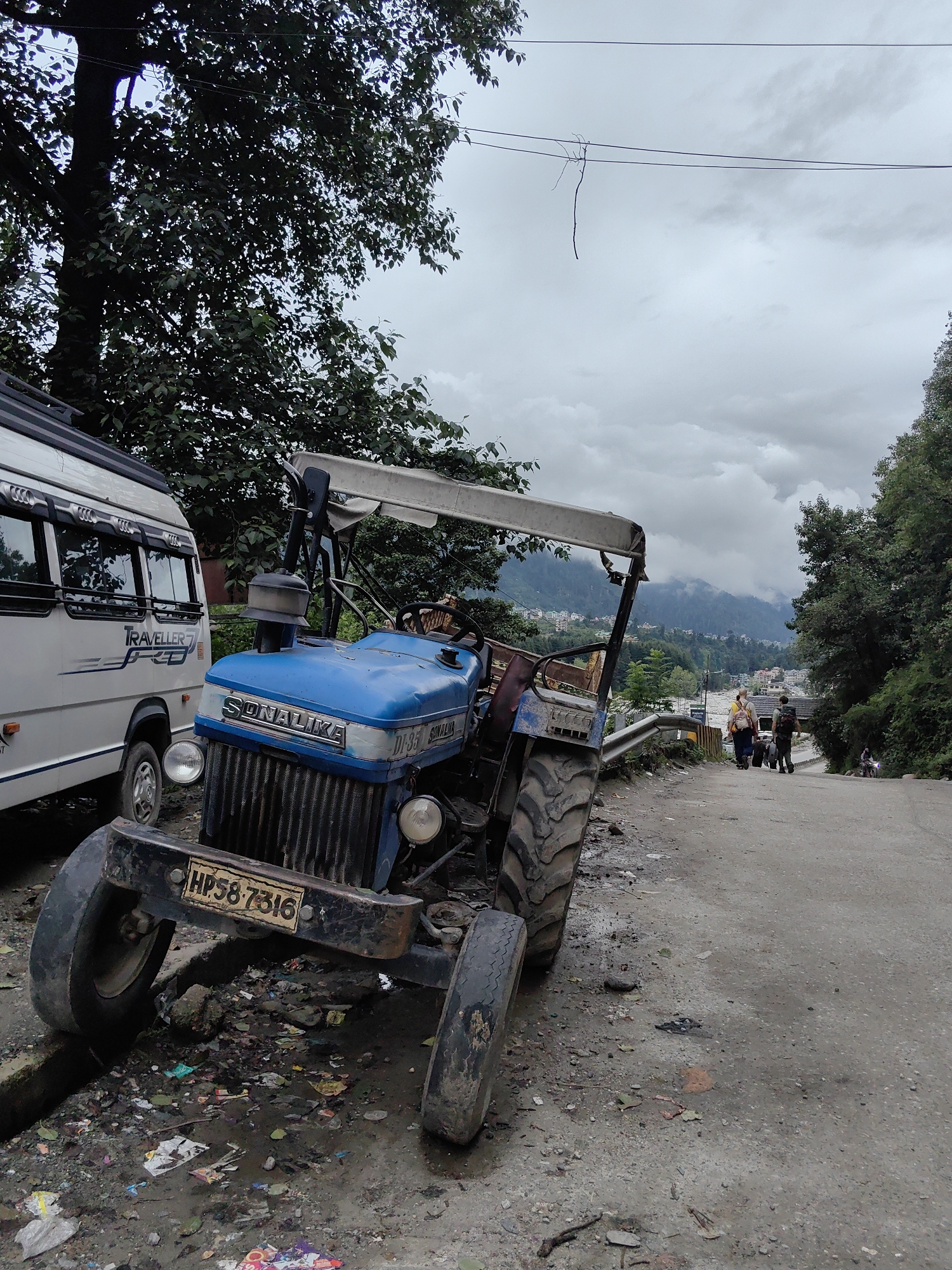 Manali streets and the Beas River on a busy July morning